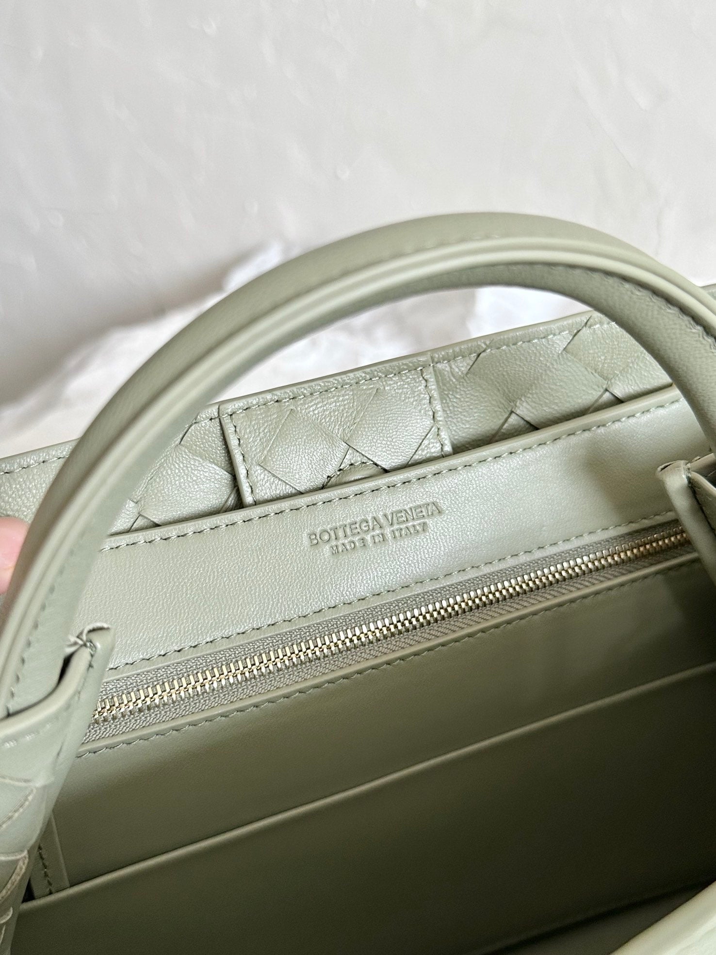 BOTTEGA VENETA SMALL ANDIAMO 25CM LIGHT GREEN LAMBSKIN