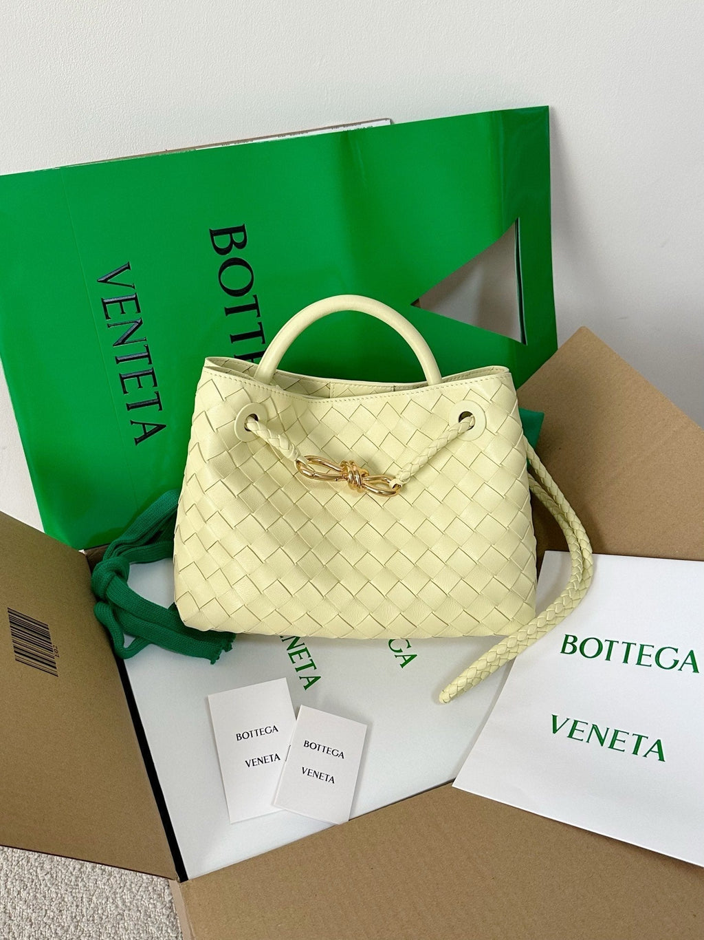 BOTTEGA VENETA SMALL ANDIAMO 25CM LIGHT YELLOW LAMBSKIN
