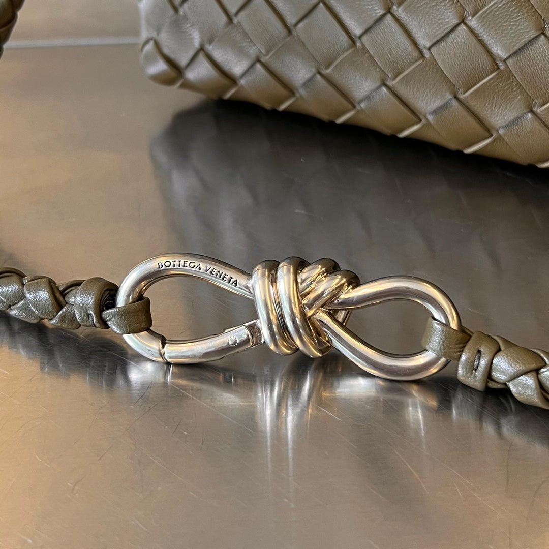 BOTTEGA VENETA SMALL ANDIAMO 25CM DARK OLIVE LAMBSKIN