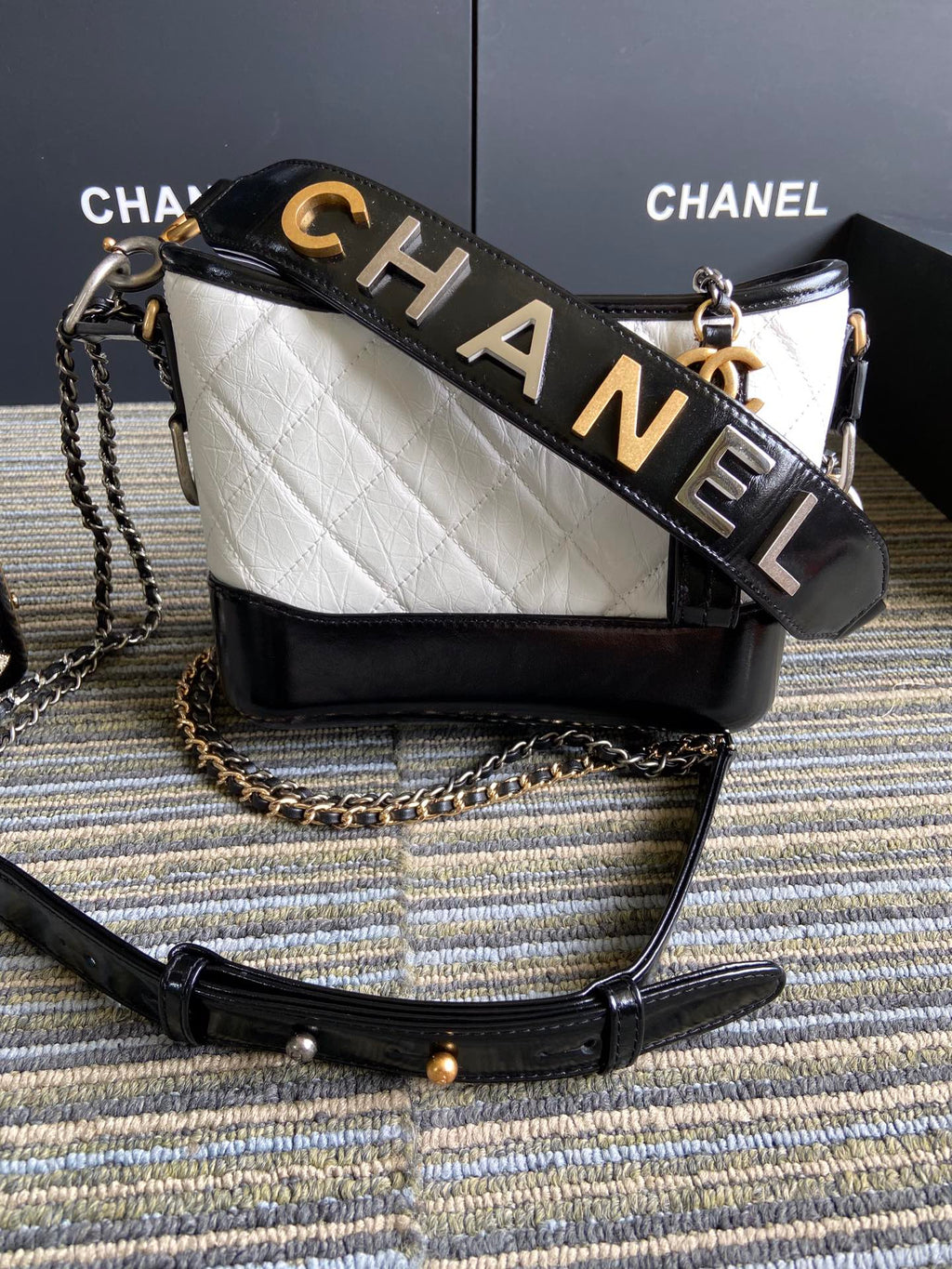 CHANEL MEDIUM 20 HOBO BAG IN WHITE MIX BLACK CALFSKIN WITH STRAP