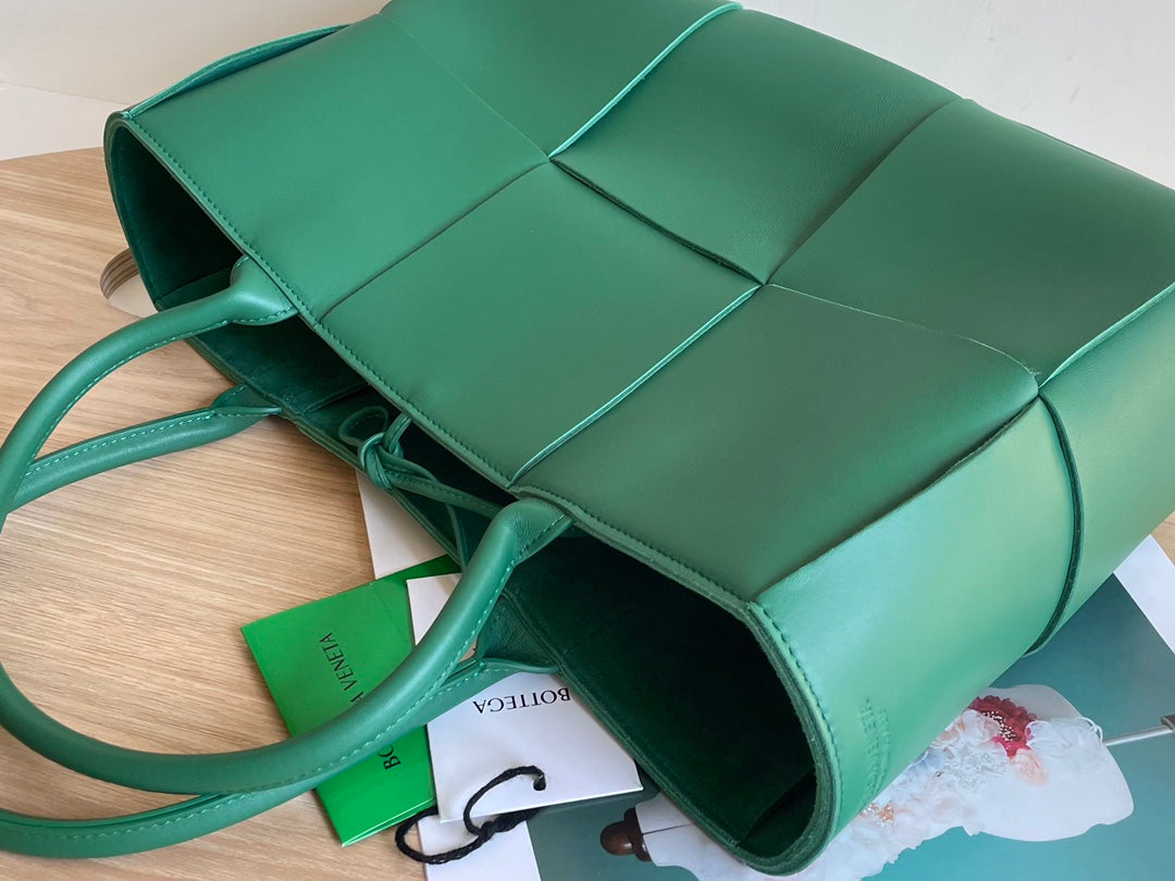 BOTTEGA VENETA ARCO TOTE 36 IN KAITOKE GREEN CALFSKIN