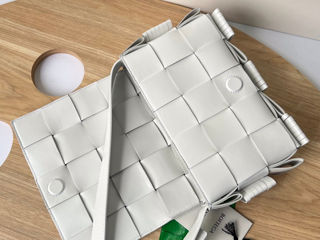 BOTTEGA VENETA SMALL CASSETTE 23 IN WHITE FRINGED CALFSKIN