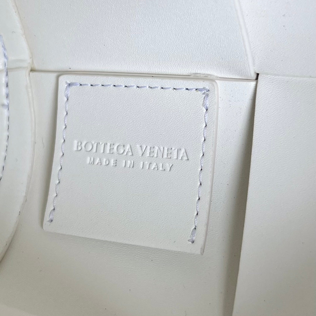 BOTTEGA VENETA SMALL CYLINDER CASSETTE 21 IN WHITE CALFSKIN