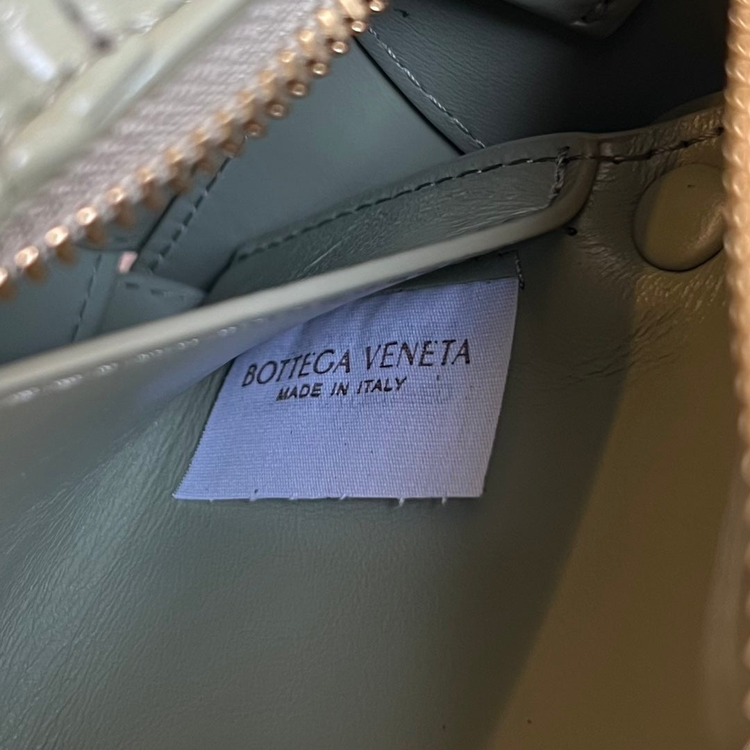 BOTTEGA VENETA SMALL BRICK CASSETTE 23 IN SWAMP GREEN SOFT LAMBSKIN