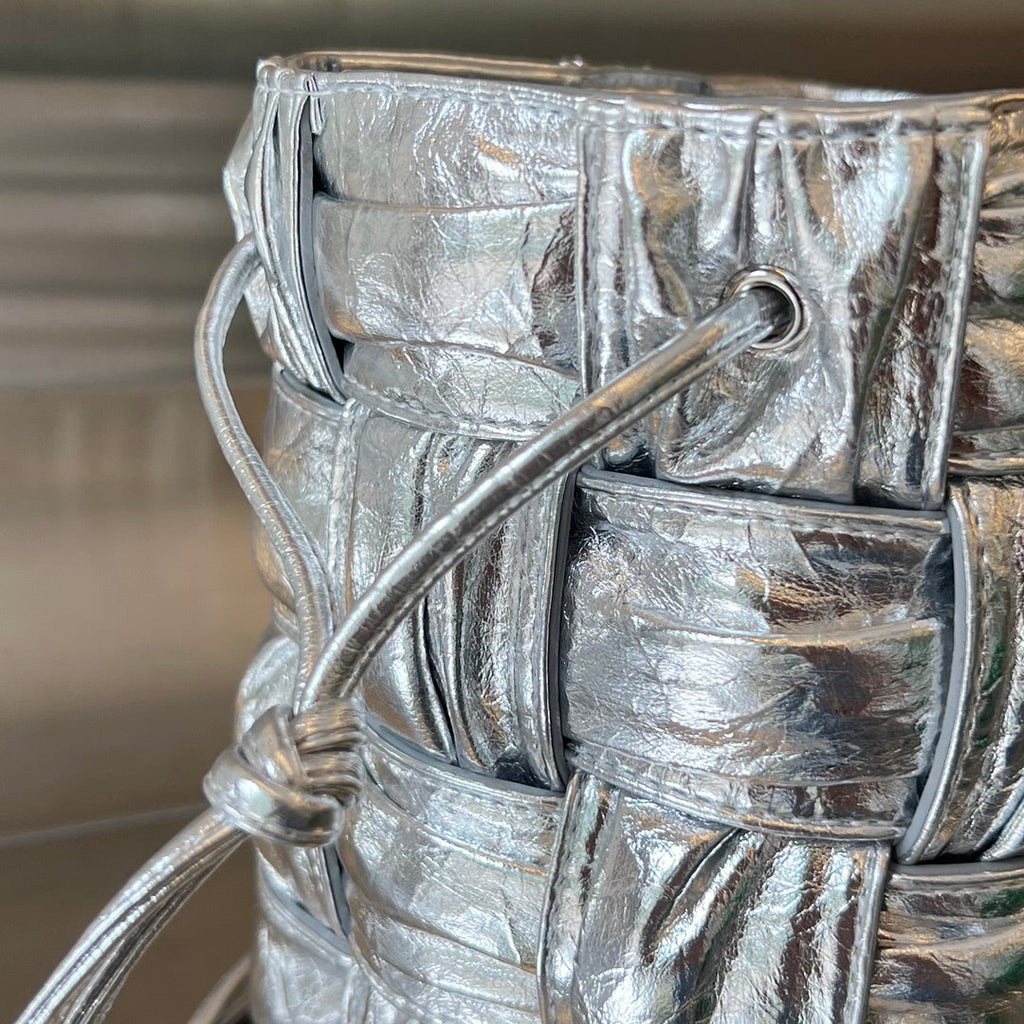 BOTTEGA VENETA SMALL CASSETTE BUCKET 18 IN SILVER METALLIC SOFT LAMBSKIN