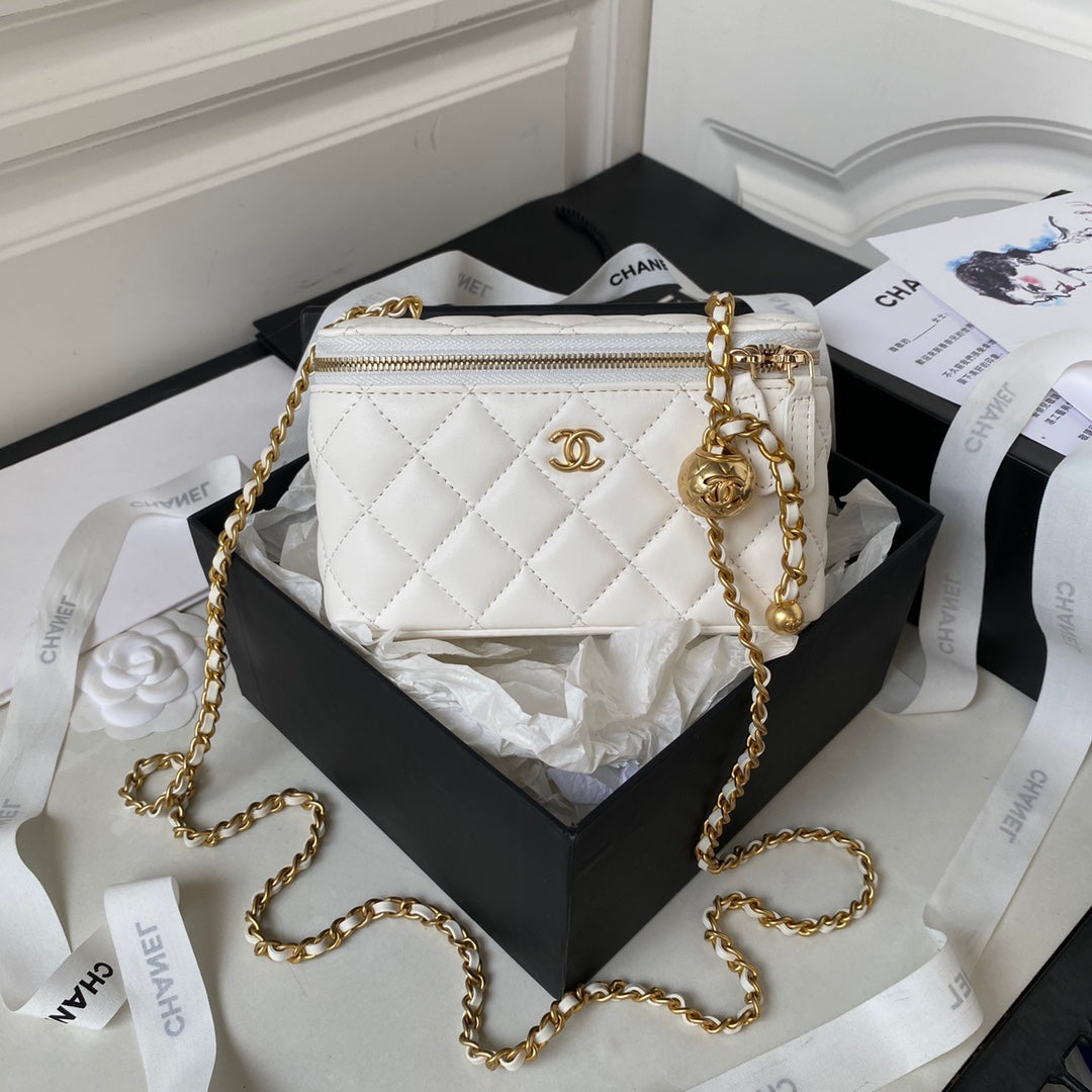 CHANEL SMALL VANITY CASE 17 IN WHITE CALFSKIN GOLD HARDWARE