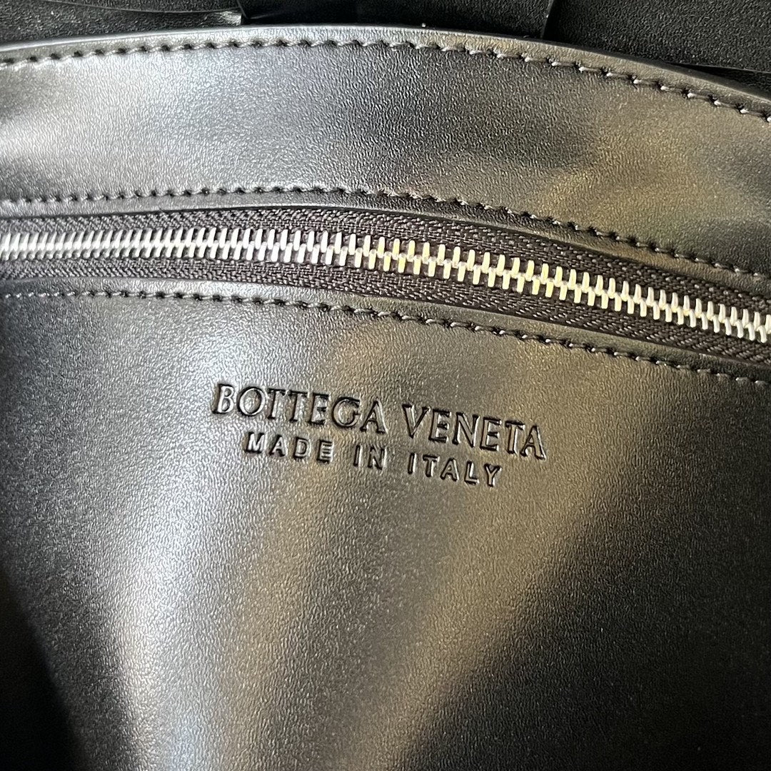 BOTTEGA VENETA CASSETTE 23 IN BLACK CALFSKIN WITH WAVY PATTERN
