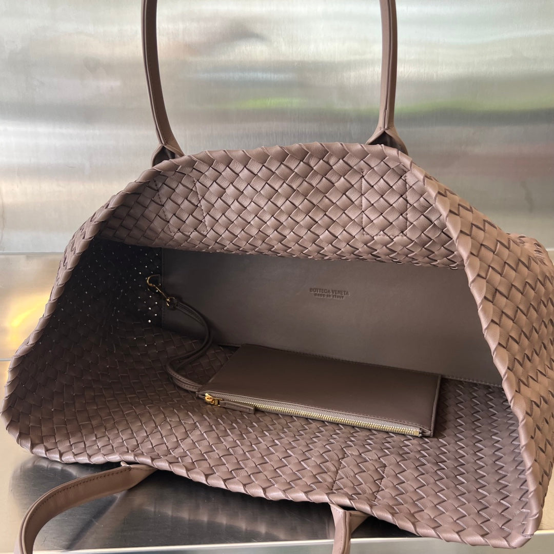 BOTTEGA VENETA LARGE CABAT 51 IN SADDLE BROWN LAMBSKIN