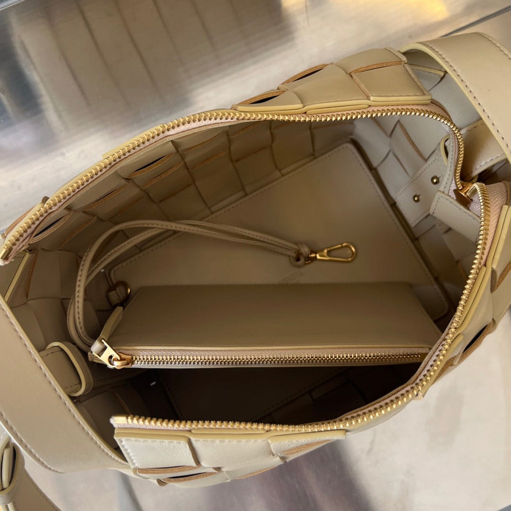 BOTTEGA VENETA SMALL 22 CASSETTE IN BEIGE LAMBSKIN