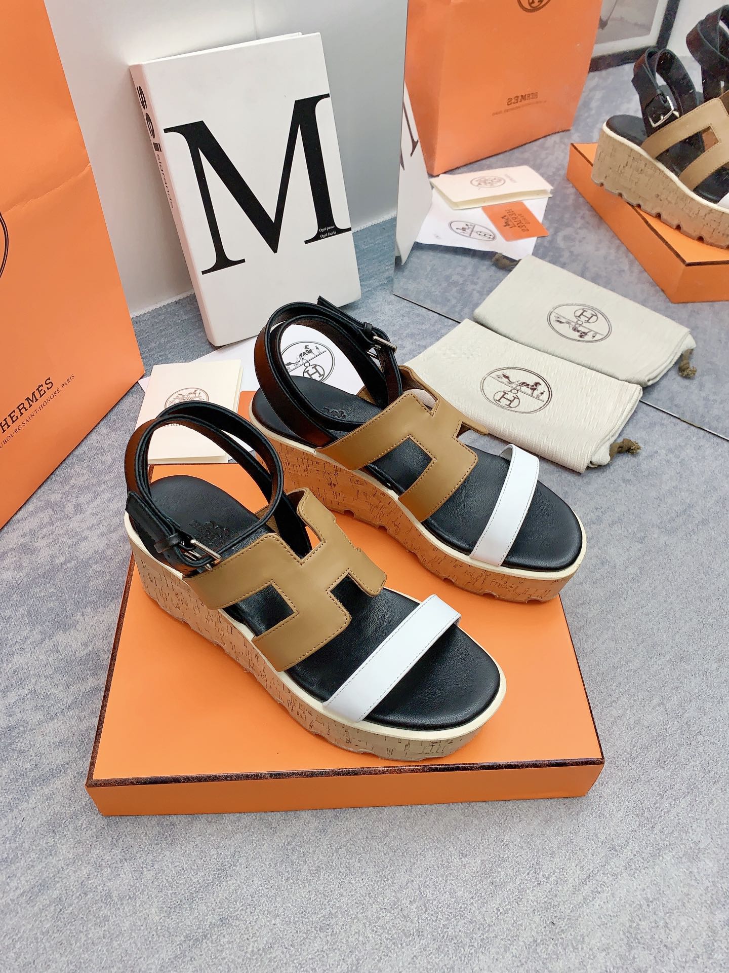 HERMES HAVANE 30 SANDAL IN WHITE AND PEANUT BROWN CALFSKIN