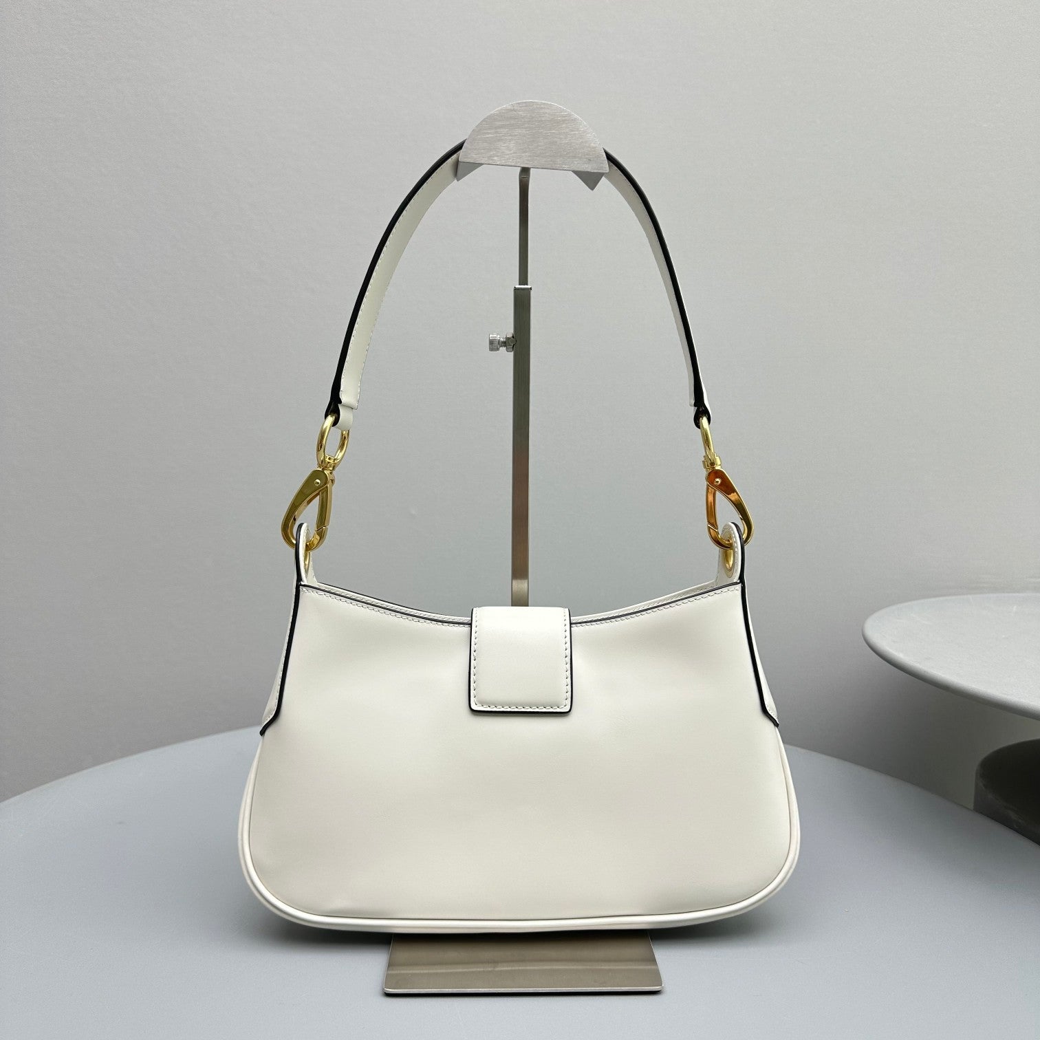HOBO 28 CITY SHOUDER BAG IN WHITE CALFSKIN