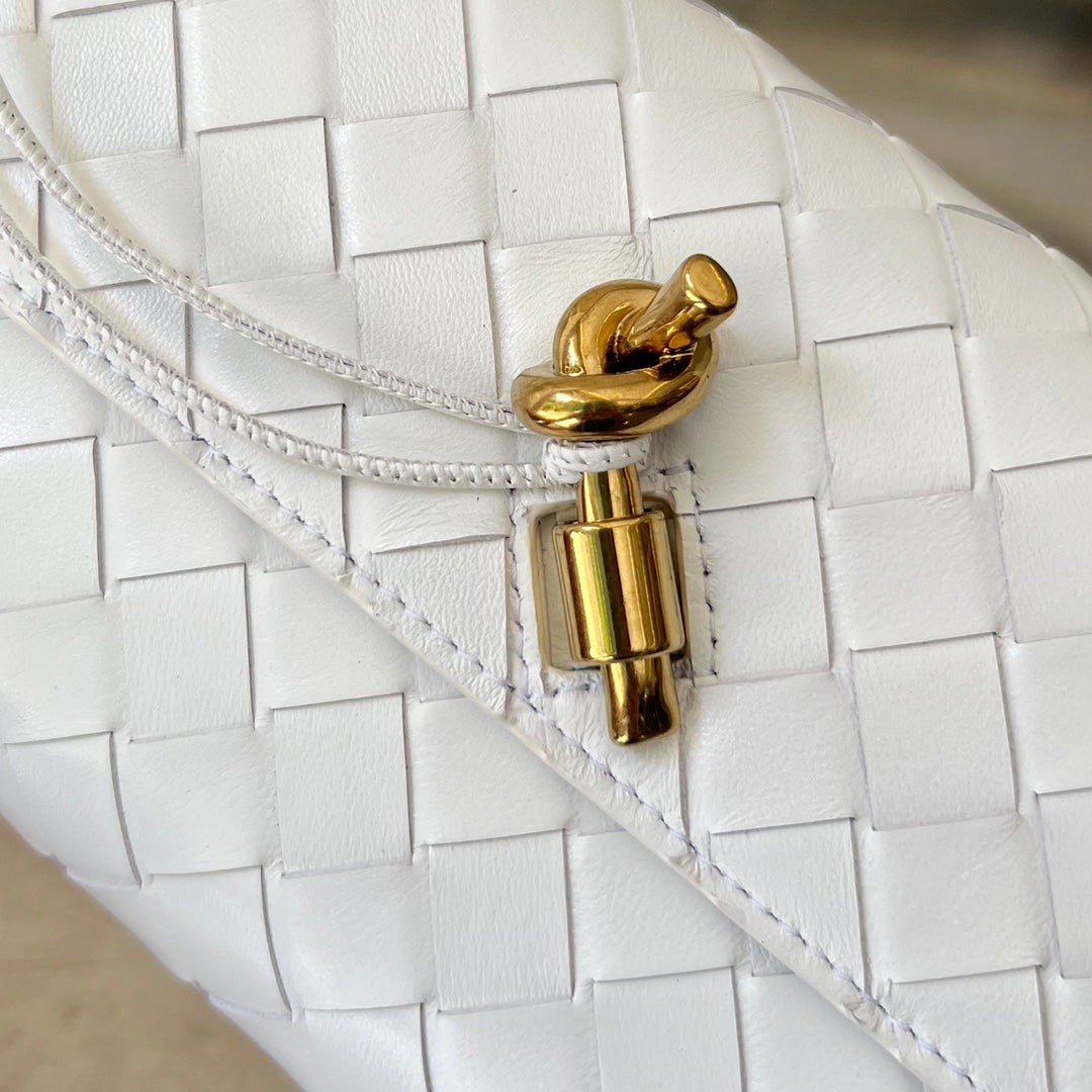BOTTEGA VENETA ANDIAMO 21 IN WHITE LAMBSKIN