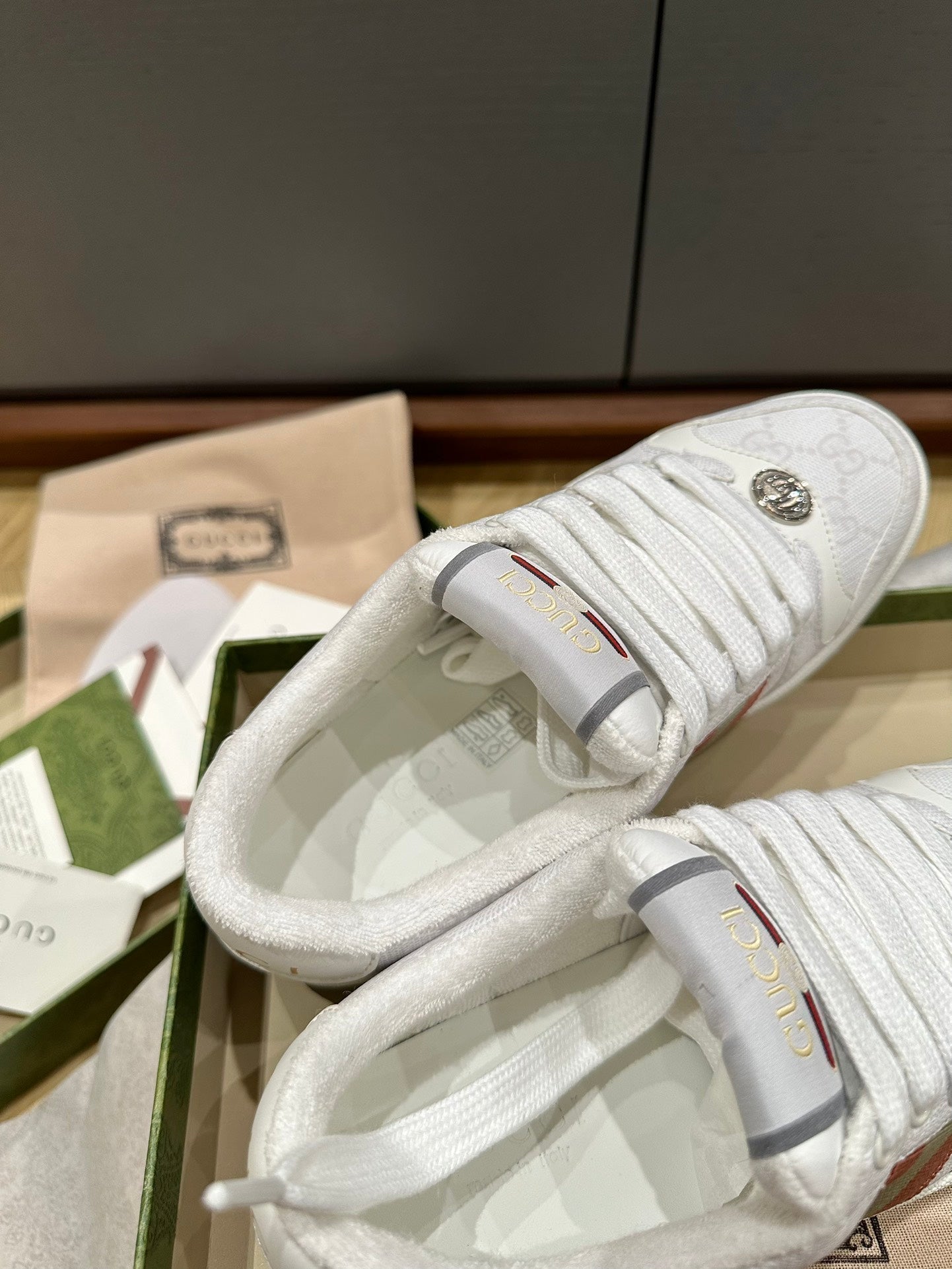 GUCCI WOMEN'S SCREENER TRAINER LIGHT GRAY CALFSKIN