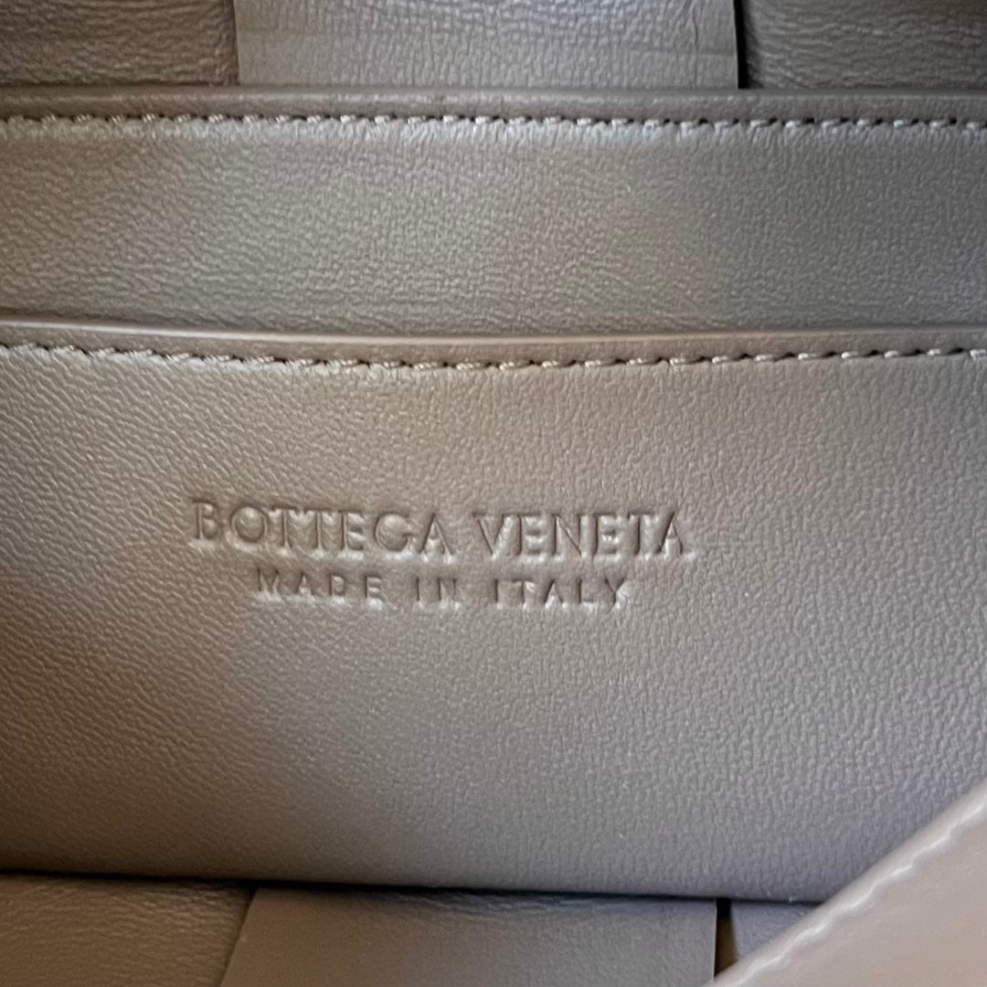 BOTTEGA VENETA BRICK CASSETTE 28 IN MEDIUM BROWN CALFSKIN