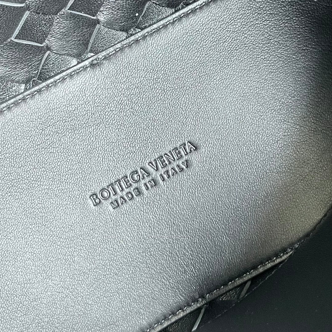 BOTTEGA VENETA MEDIUM ANDIAMO 32CM BLACK LAMBSKIN