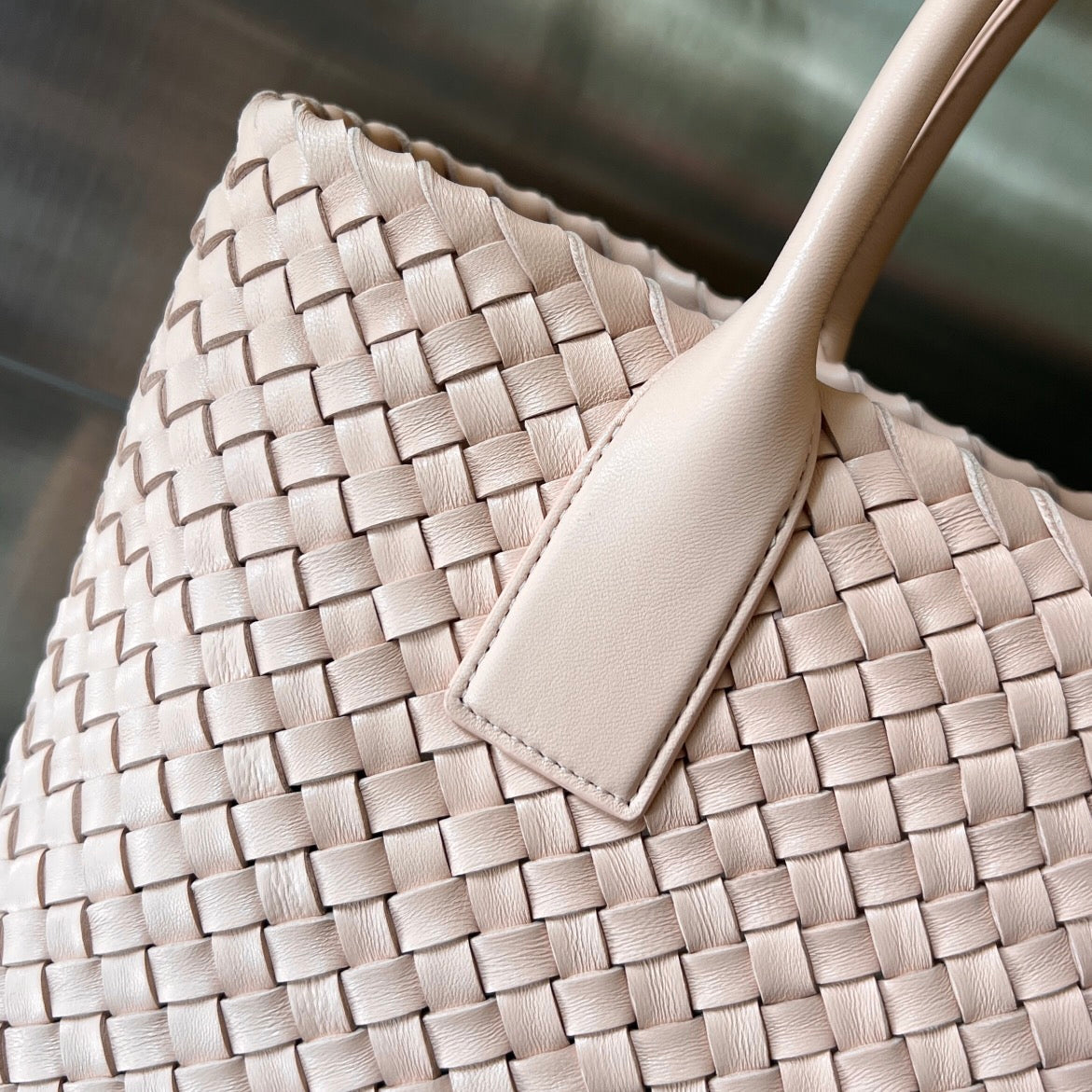 BOTTEGA VENETA SMALL CABAT 32 IN PALE PINK LAMBSKIN