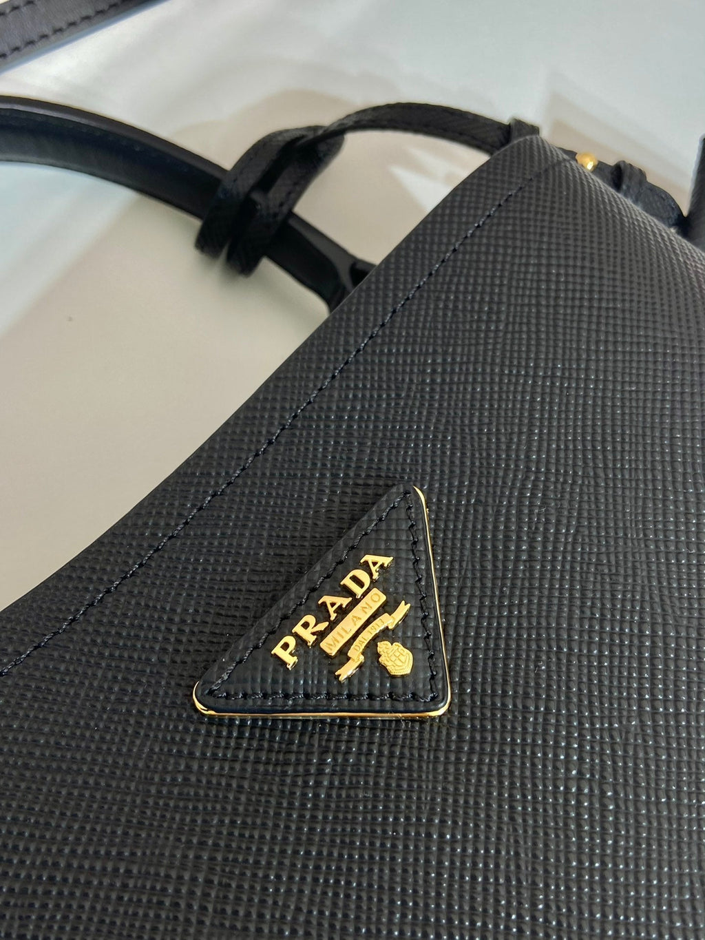 PRADA BUCKET BAG 23 IN BLACK SAFFIANO LEATHER