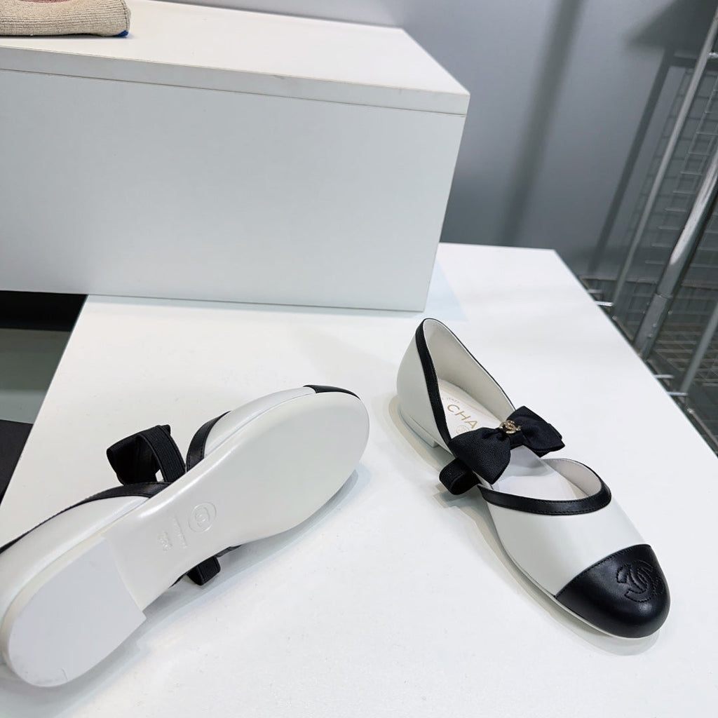 CHANEL FLAT MARY JANE SHOES 25S IN WHITE MIX BLACK LAMBSKIN EMBOSSED LOGO WITH BOW