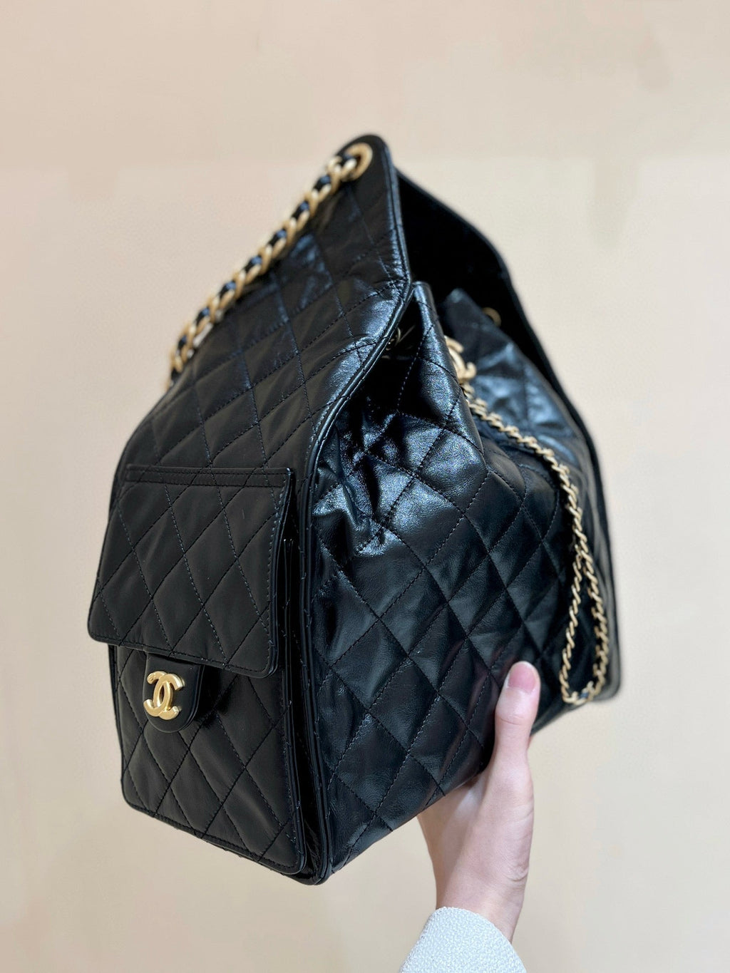 CHANEL 25 HANDBAG IN BLACK 40 GRAINED CALFSKIN GOLD HARDWARE