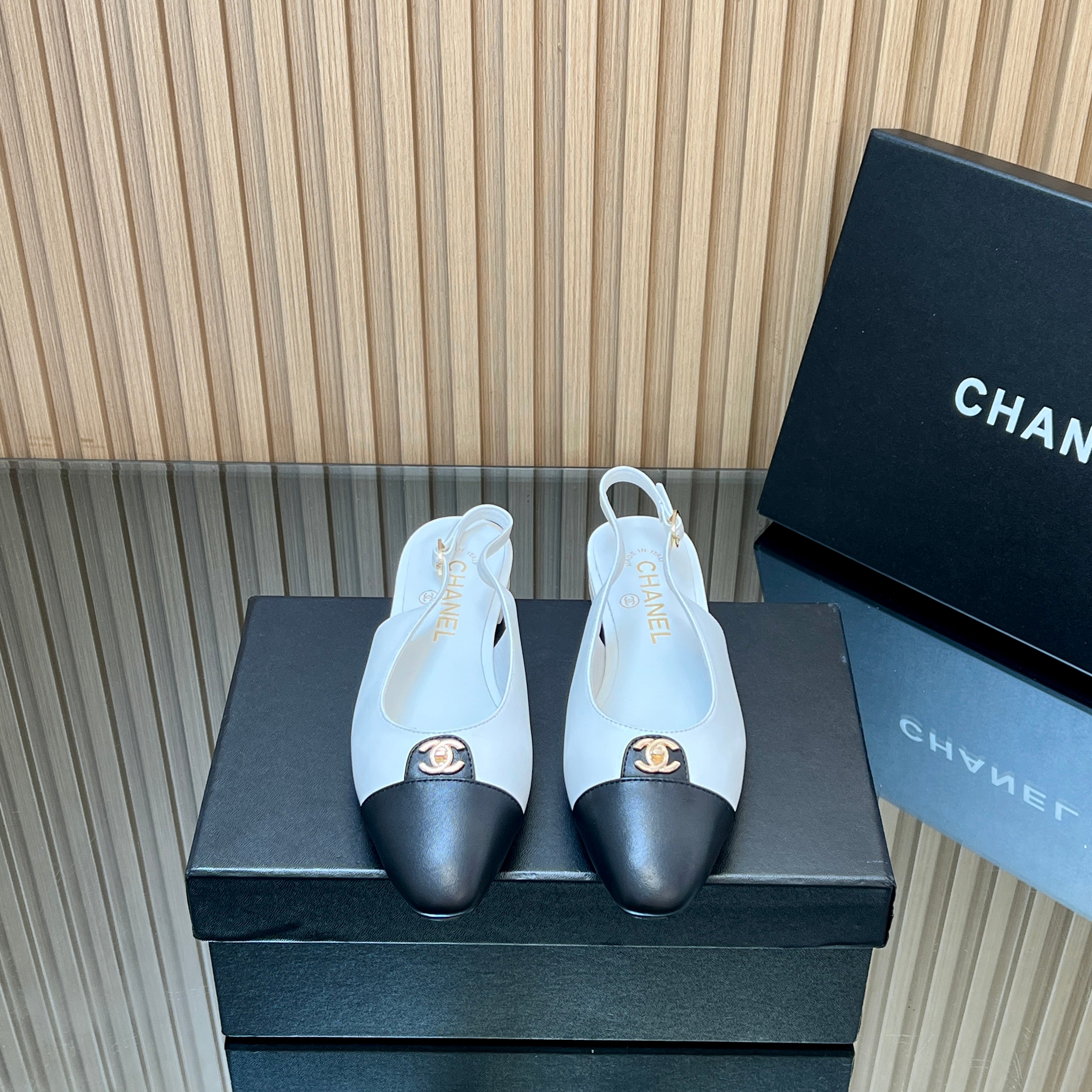 CHANEL 25S SLINGBACK FLATS IN WHITE CALFSKIN GOLD HARDWRE