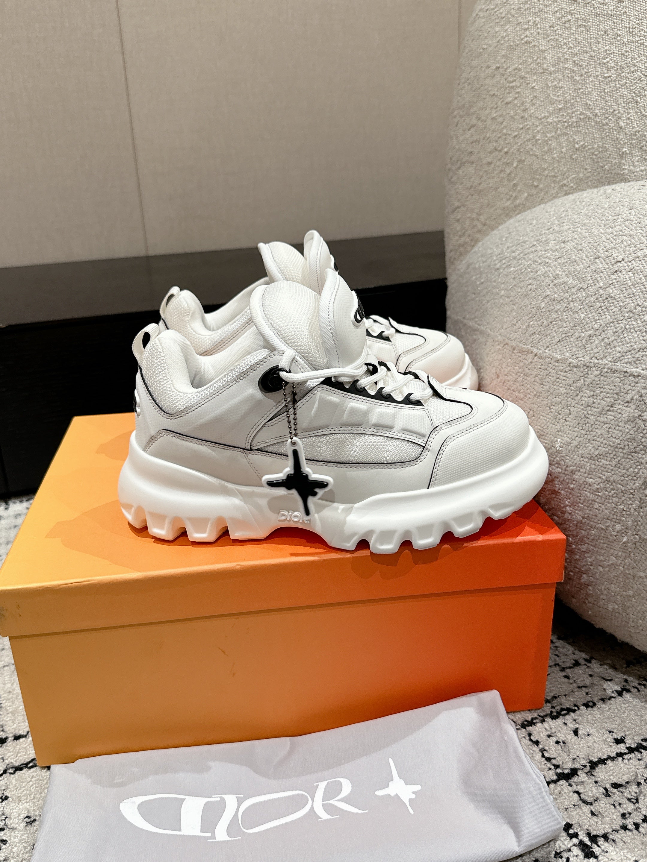 DIOR SNEAKER IN WHITE CALFSKIN AND BREATHABLE MESH 175310