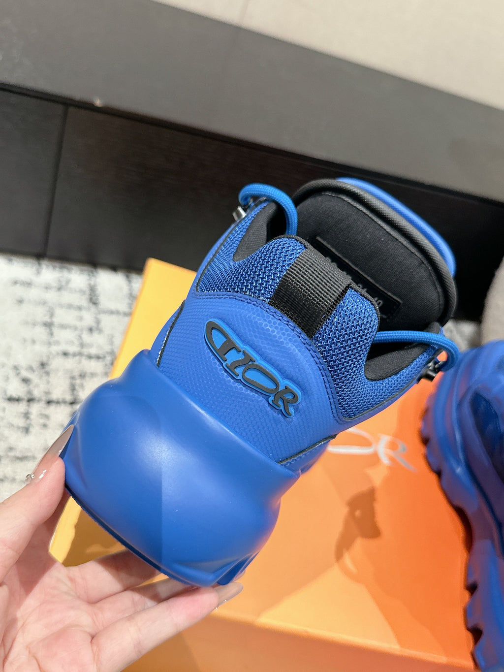 DIOR SNEAKER IN COBALT BLUE CALFSKIN AND BREATHABLE MESH 175311