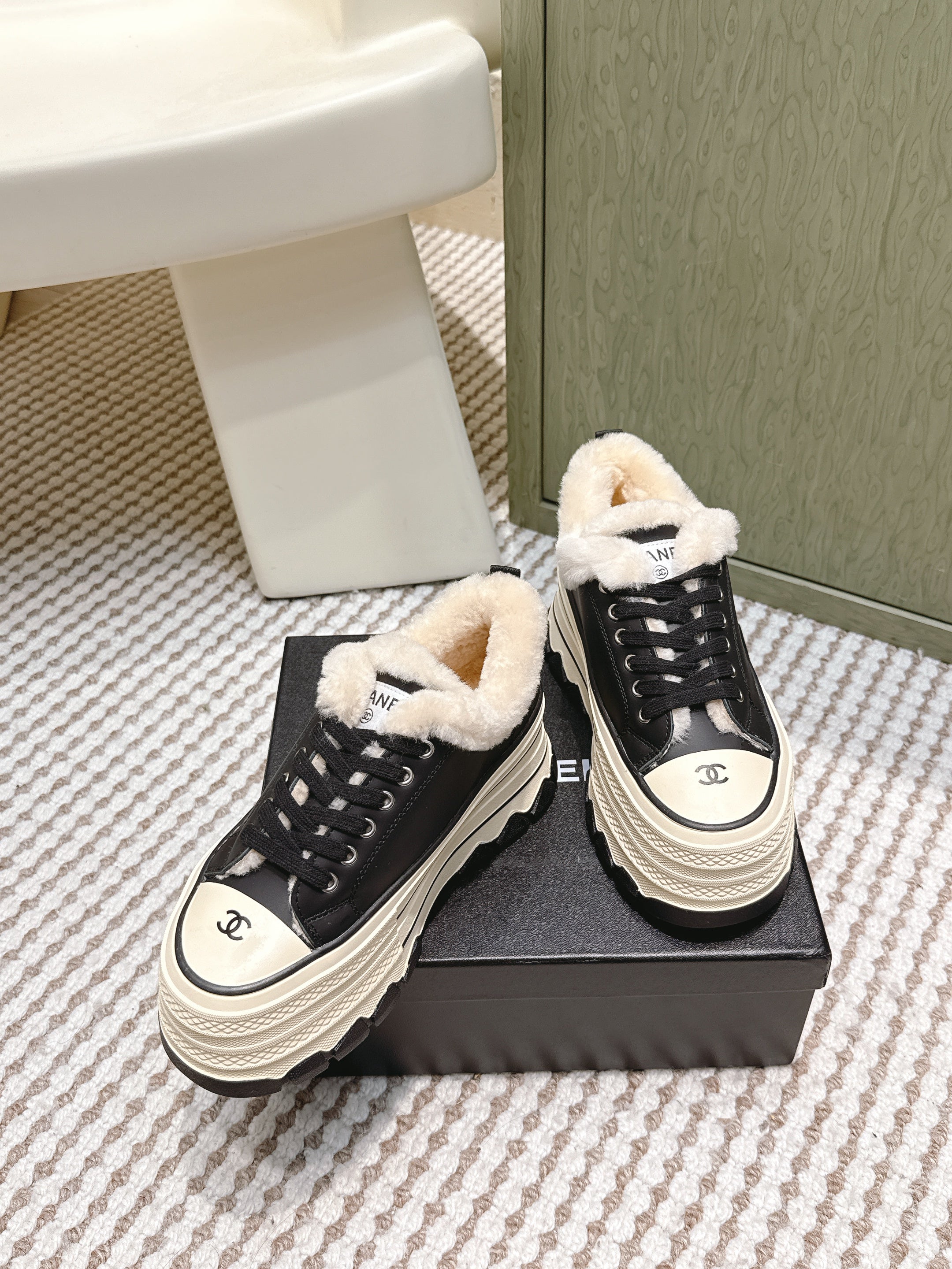 CHANEL 25S THICK-SOLE SNEAKERS 60MM IN BLACK AND BEIGE CALFSKIN WITH FUR LINING