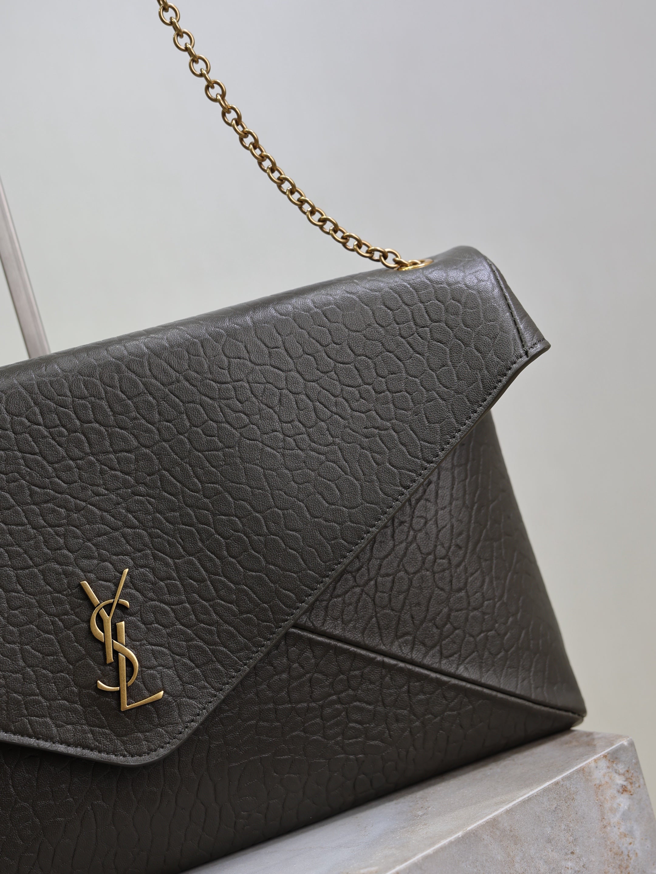 YSL 25S CASSANDRE ENVELOPE MESSENGER 35 IN LIGHT MUSK LAMBSKIN GOLD HARDWARE
