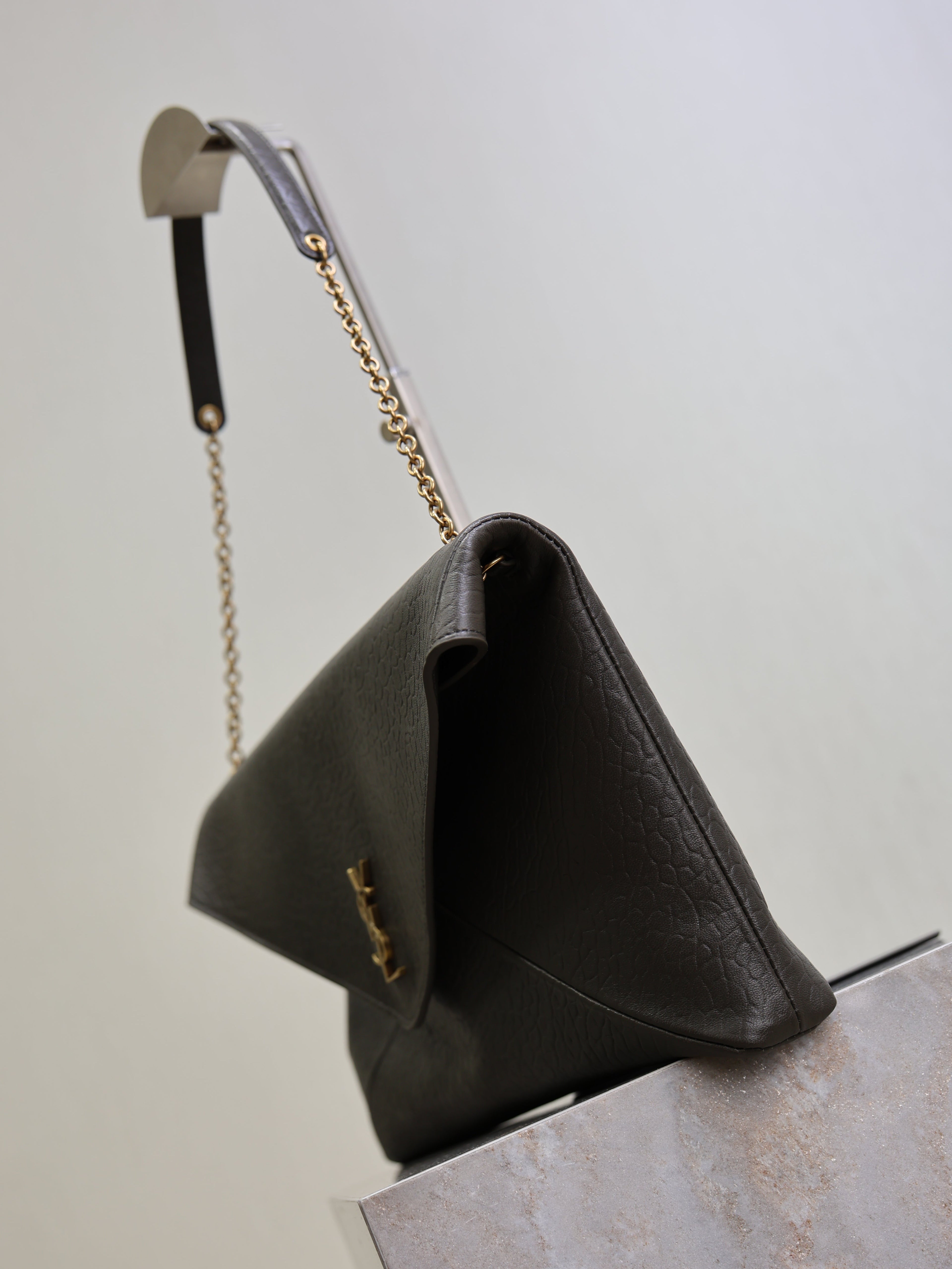 YSL 25S CASSANDRE ENVELOPE MESSENGER 35 IN LIGHT MUSK LAMBSKIN GOLD HARDWRE
