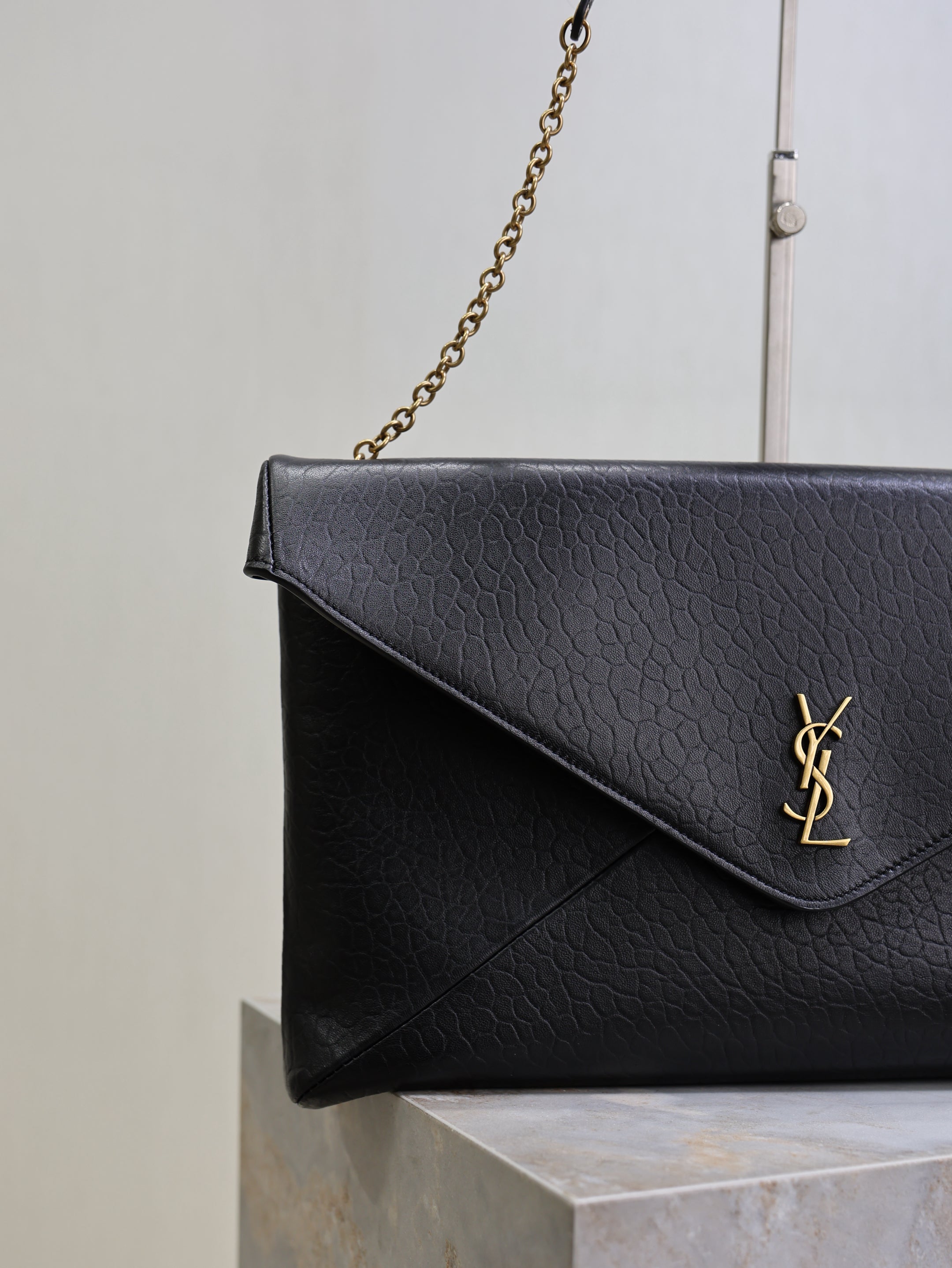 YSL 25S CASSANDRE ENVELOPE MESSENGER 35 IN BLACK LAMBSKIN GOLD HARDWARE