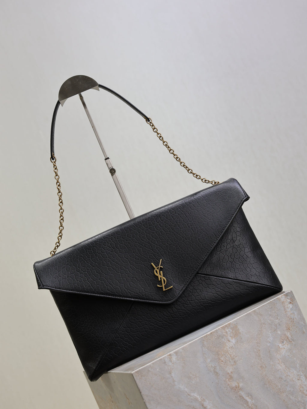 YSL 25S CASSANDRE ENVELOPE MESSENGER 35 IN BLACK LAMBSKIN GOLD HARDWARE