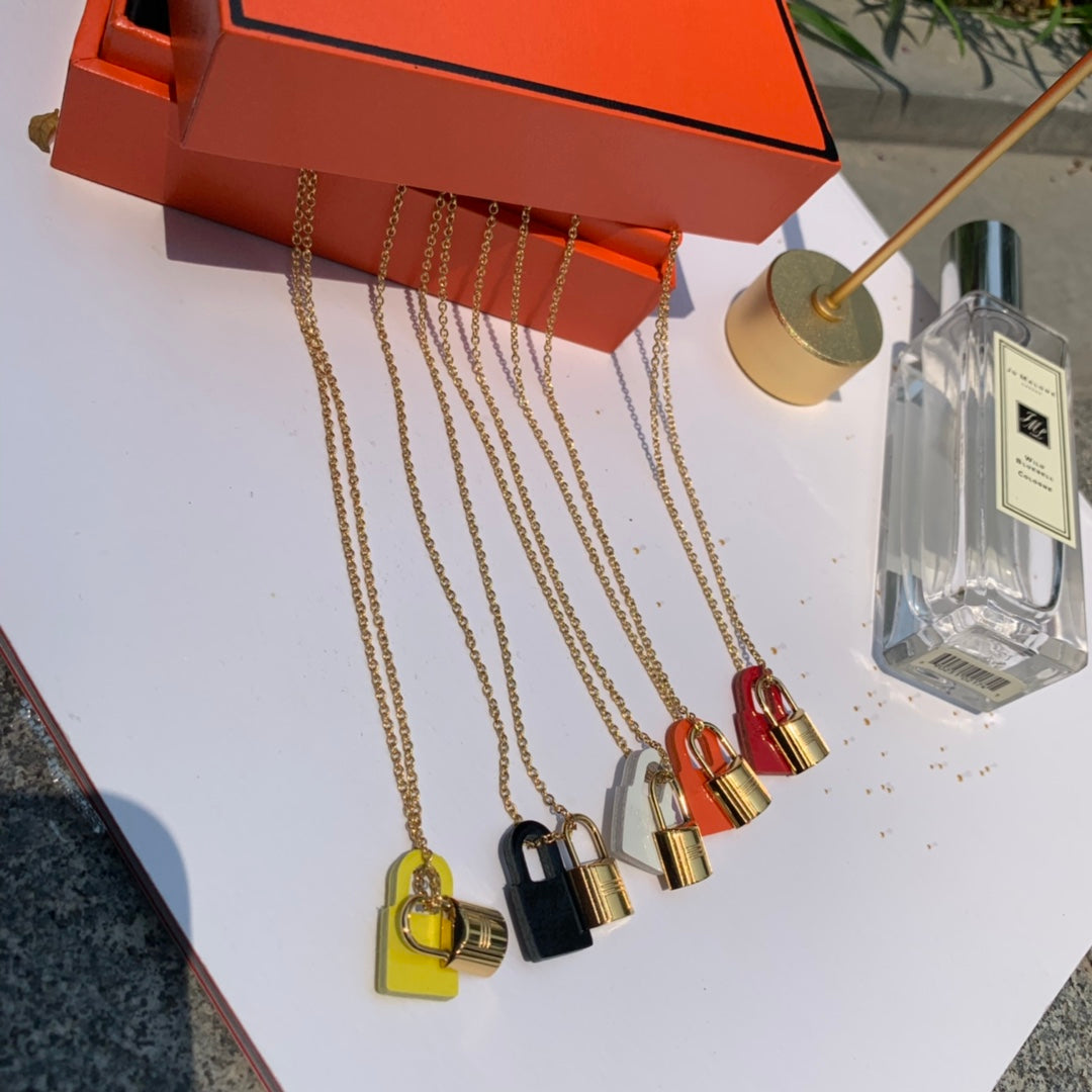 18K O'Kelly Pendant Hermes Necklace