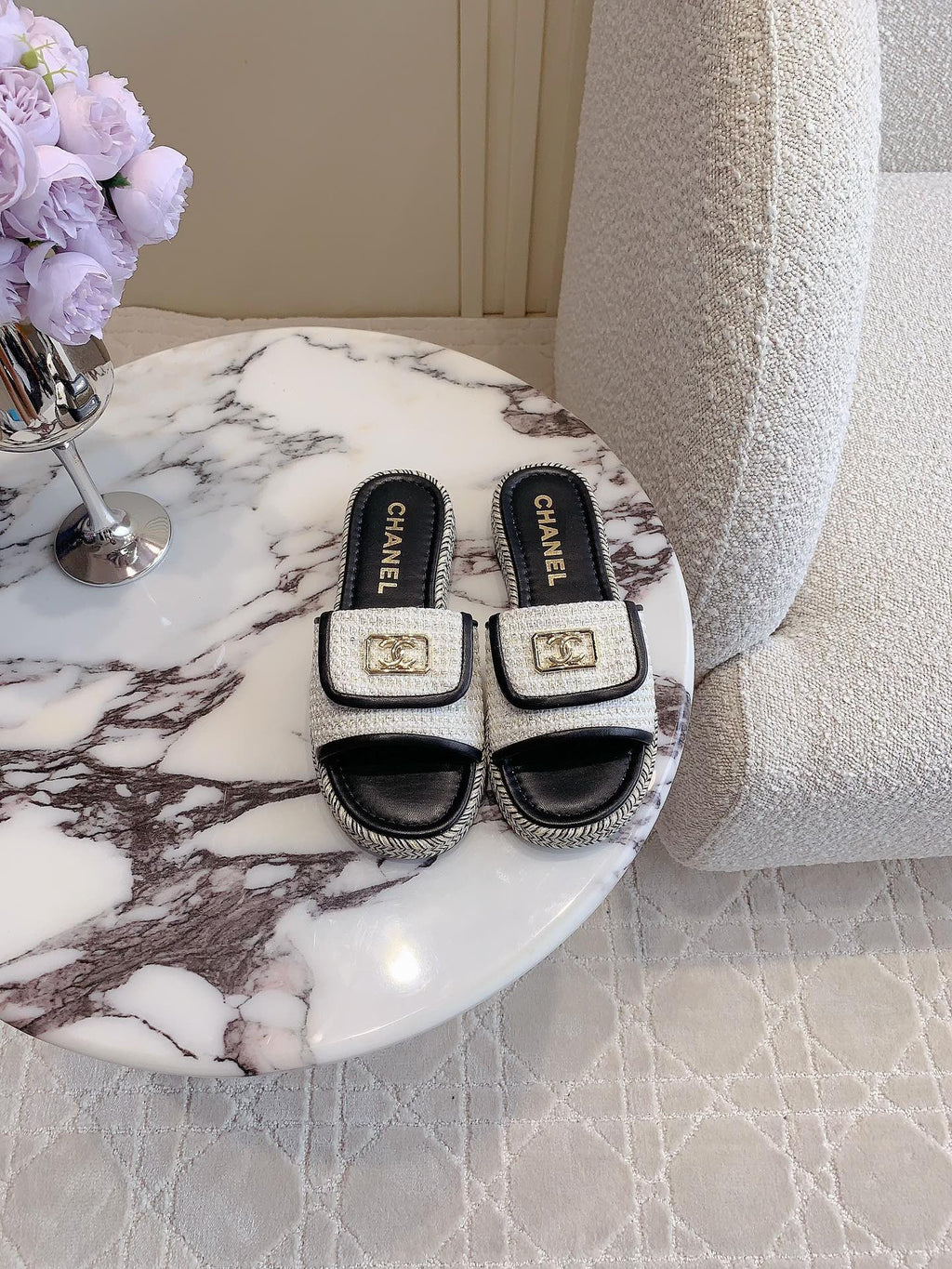 CHANEL PLATFORM SLIPPERS IN WHITE WOOL AND BLACK LAMBSKIN