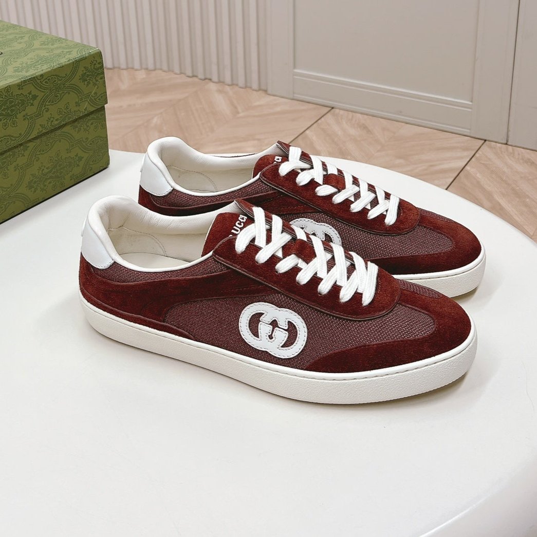 GUCCI SNEAKER WITH INTERLOCKING G IN GARNET RED SUEDE AND MESH