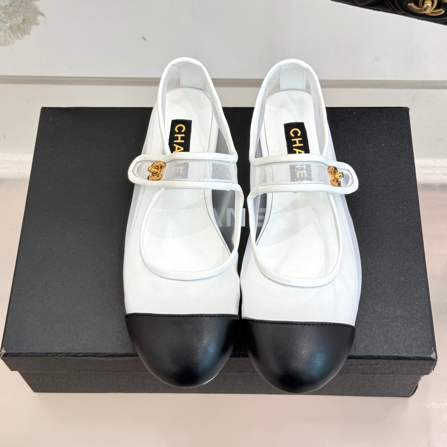 CHANEL FLAT SHOES IN WHITE MESH AND BLACK LAMBSKIN