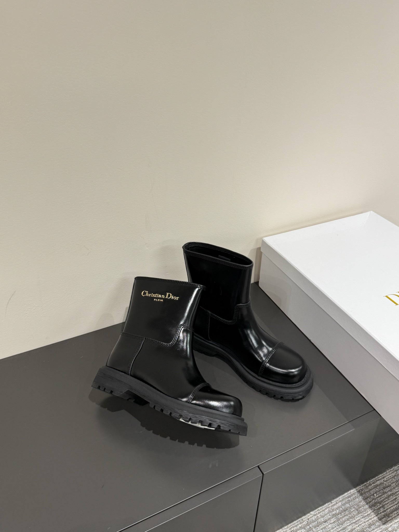 DIOR D-TOWN ANKLE BOOTS IN BLACK PATENT CALFSKIN
