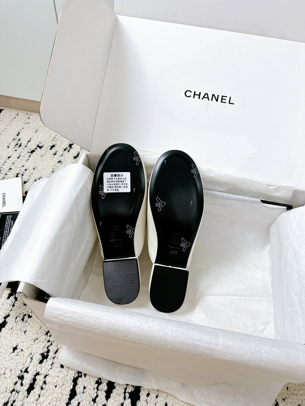 CHANEL FLAT MULE IN WHITE CALFSKIN HARDWARE WITH ROCK MIX CHAIN