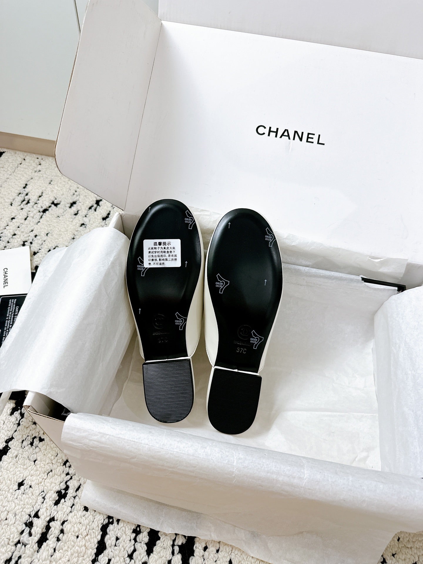 CHANEL FLAT MULE IN WHITE CALFSKIN HARDWARE WITH ROCK MIX CHAIN
