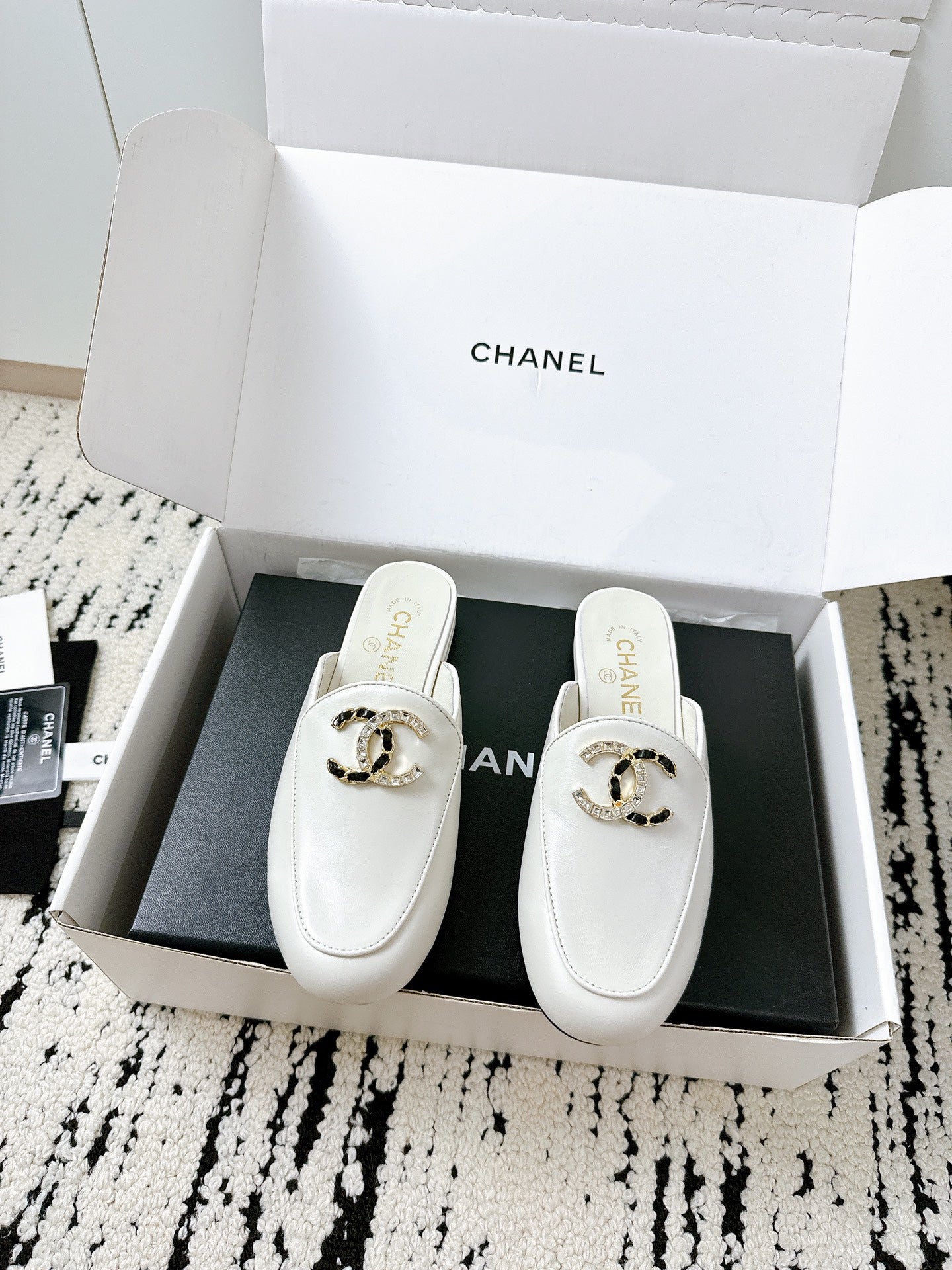 CHANEL FLAT MULE IN WHITE CALFSKIN HARDWARE WITH ROCK MIX CHAIN