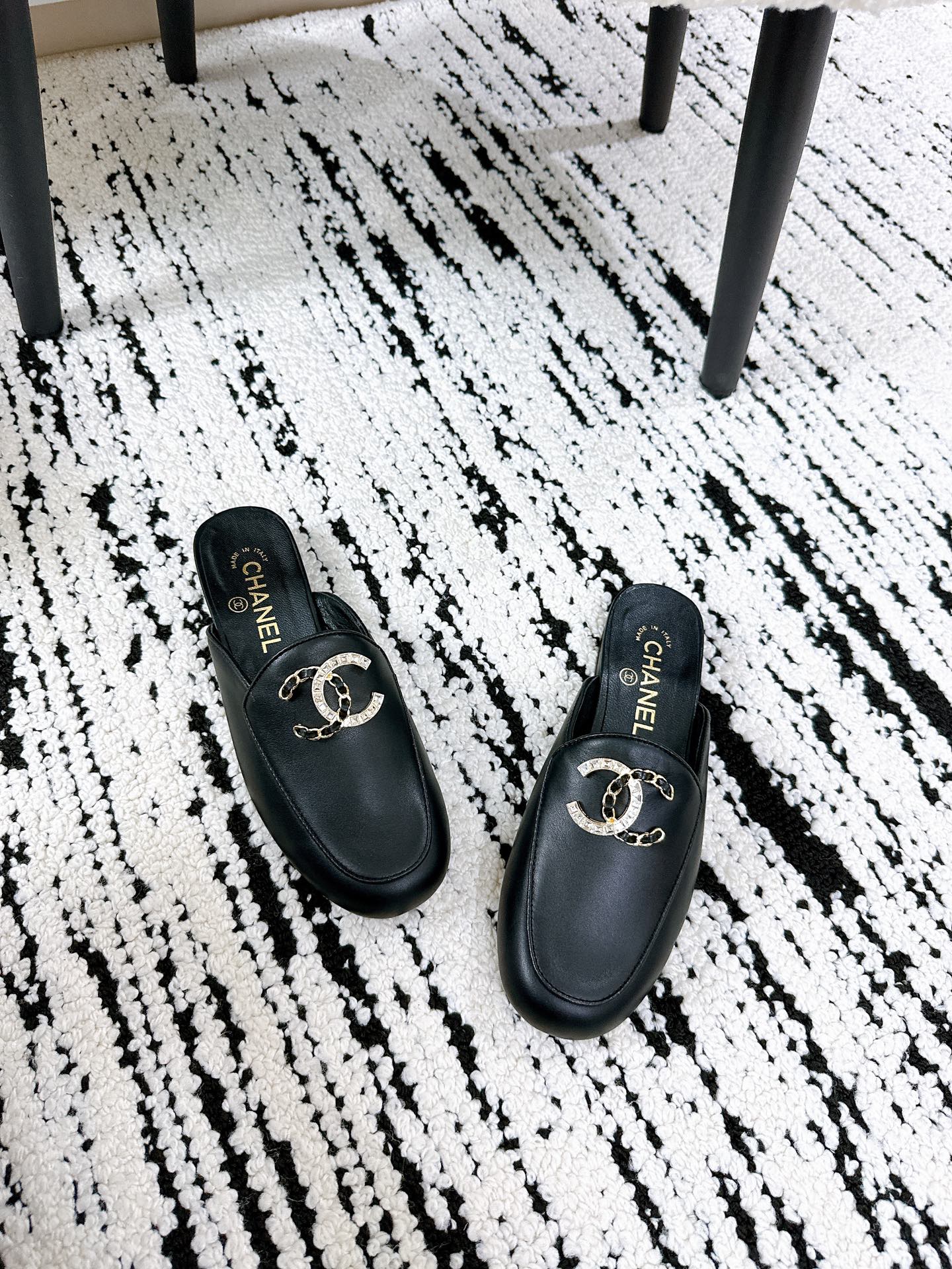 CHANEL FLAT MULE IN BLACK CALFSKIN HARDWARE WITH ROCK MIX CHAIN