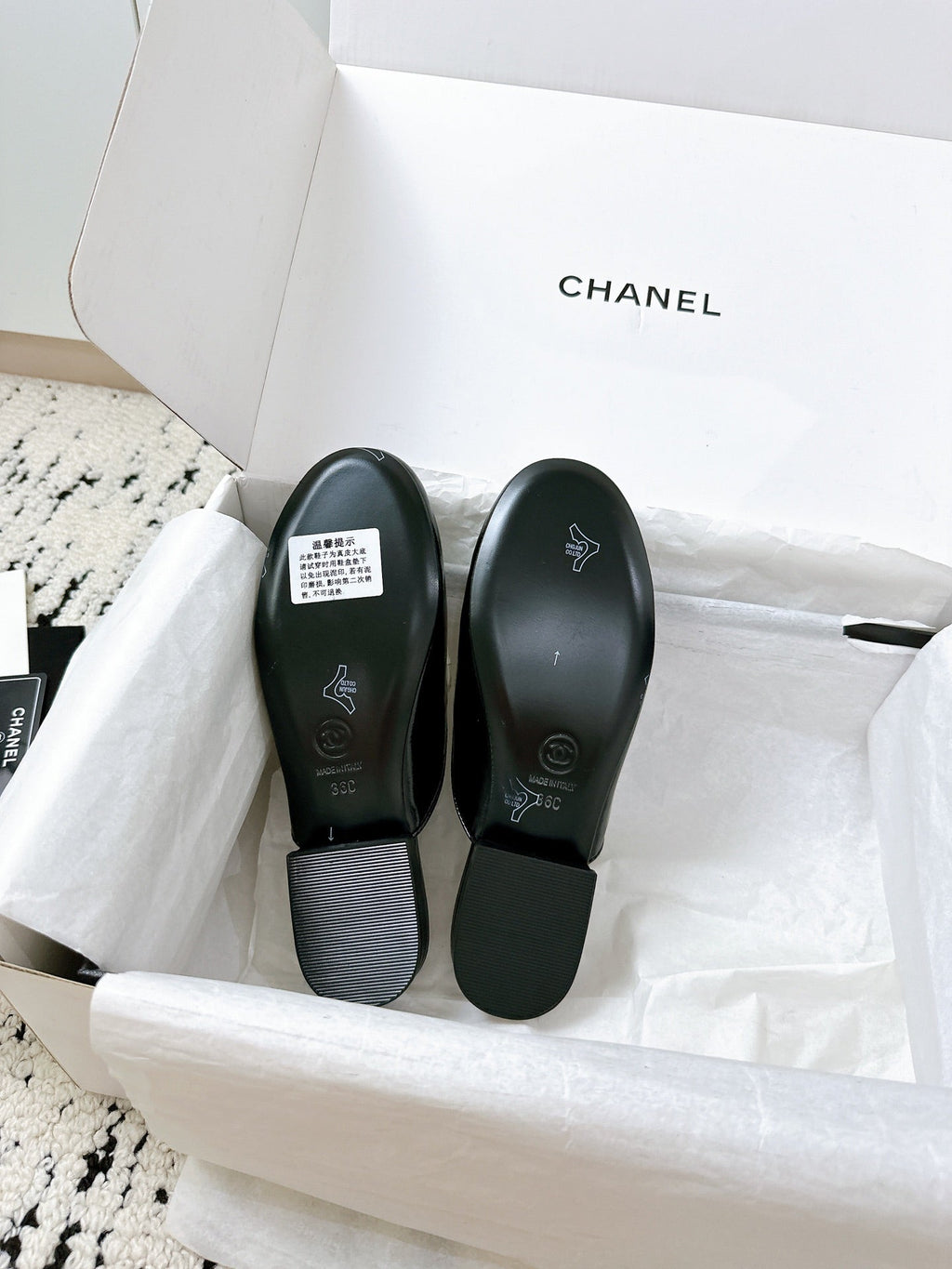 CHANEL FLAT MULE IN WHITE AND BLACK CALFSKIN HARDWARE WITH ROCK MIX CHAIN