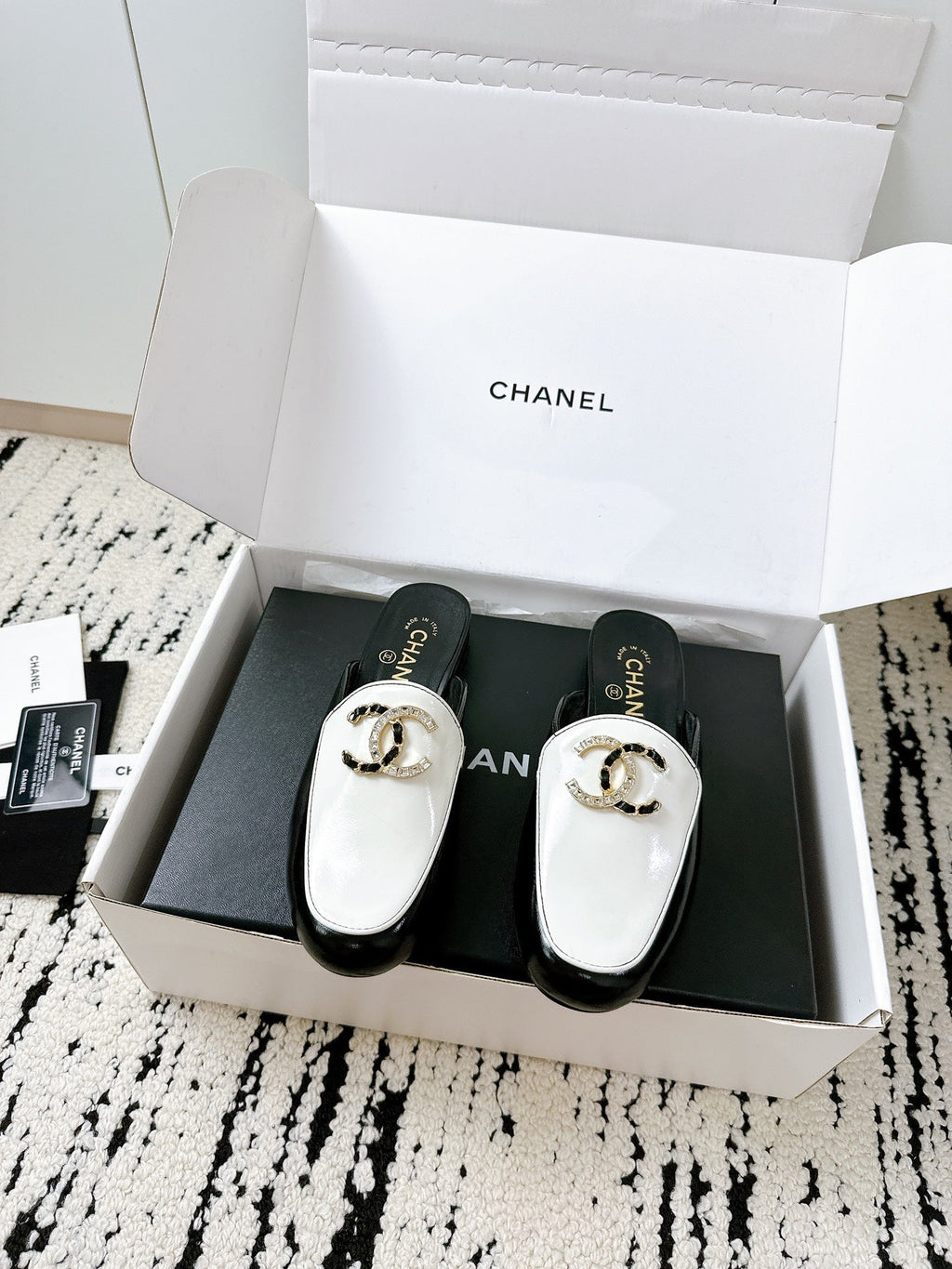 CHANEL FLAT MULE IN WHITE AND BLACK CALFSKIN HARDWARE WITH ROCK MIX CHAIN