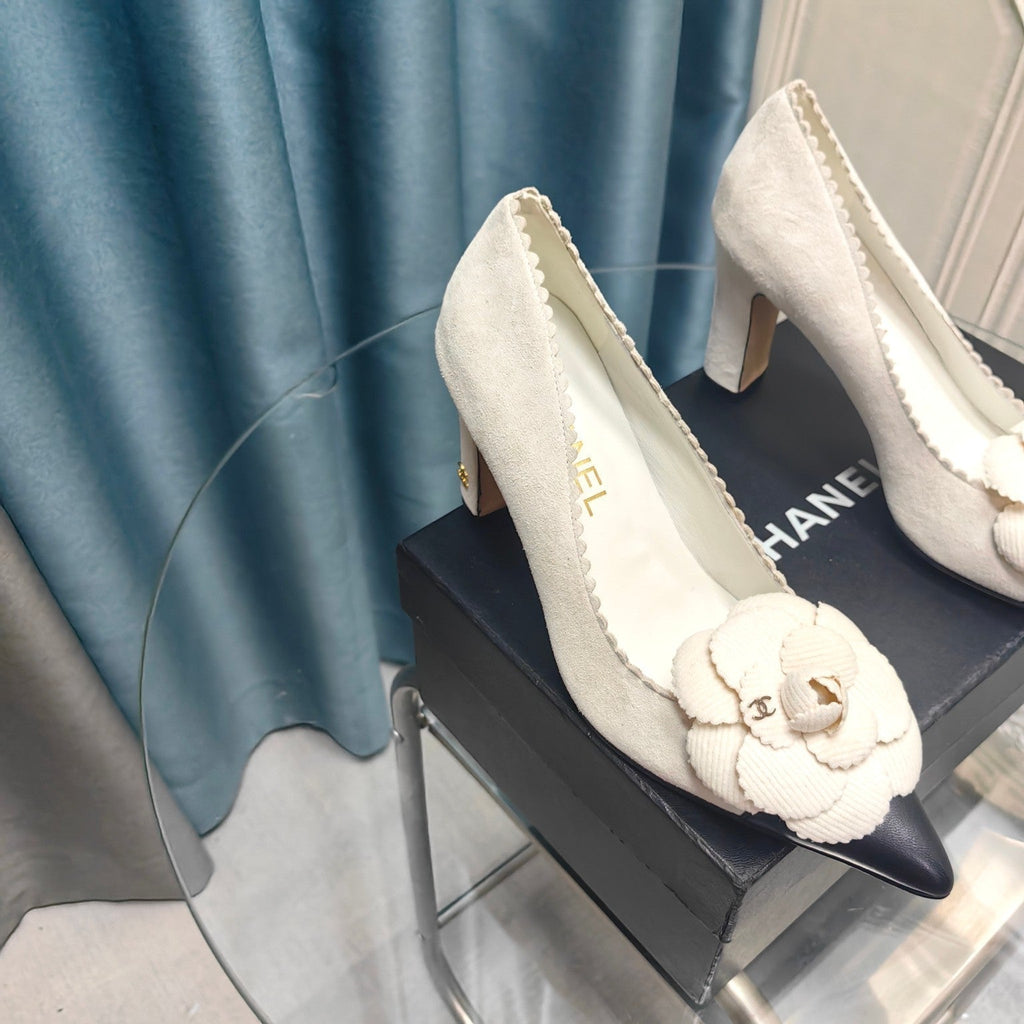 CHANEL HIGH HEELS 80 MM IN WHITE SUEDE AND BLACK CALFSKIN WITH FLOWER