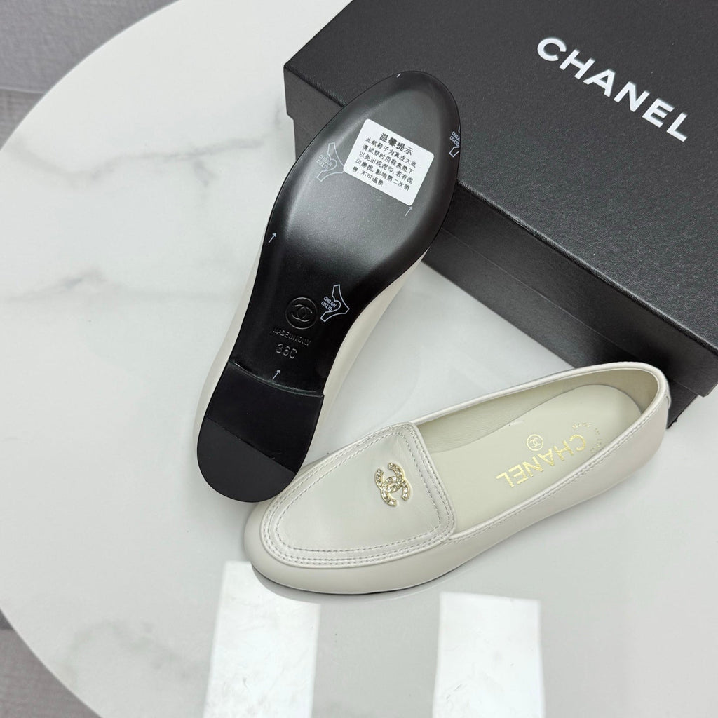 CHANEL LOAFERS 25S IN WHITE CALFSKIN GOLD HARDWARE WITH STONES