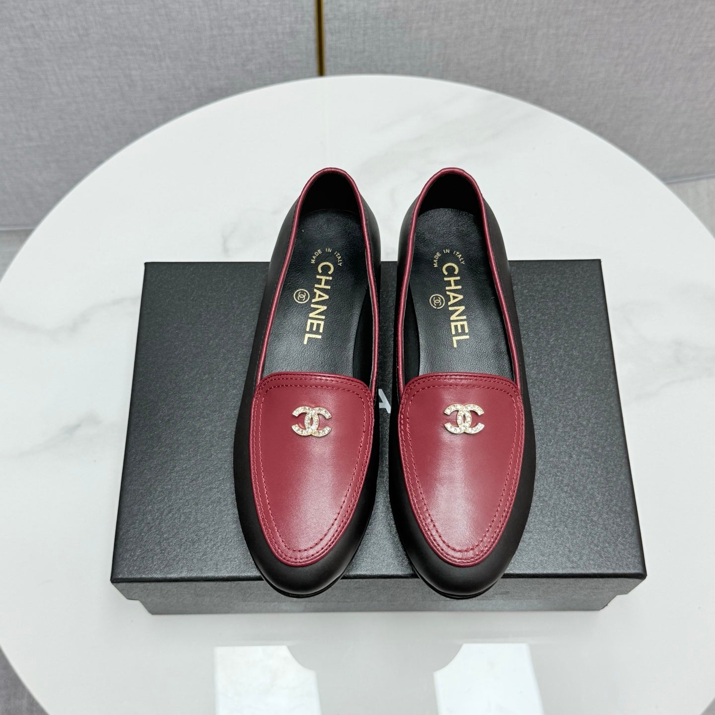 CHANEL LOAFERS 25S IN BLACK MIX DARK RED CALFSKIN GOLD HARDWARE WITH STONES
