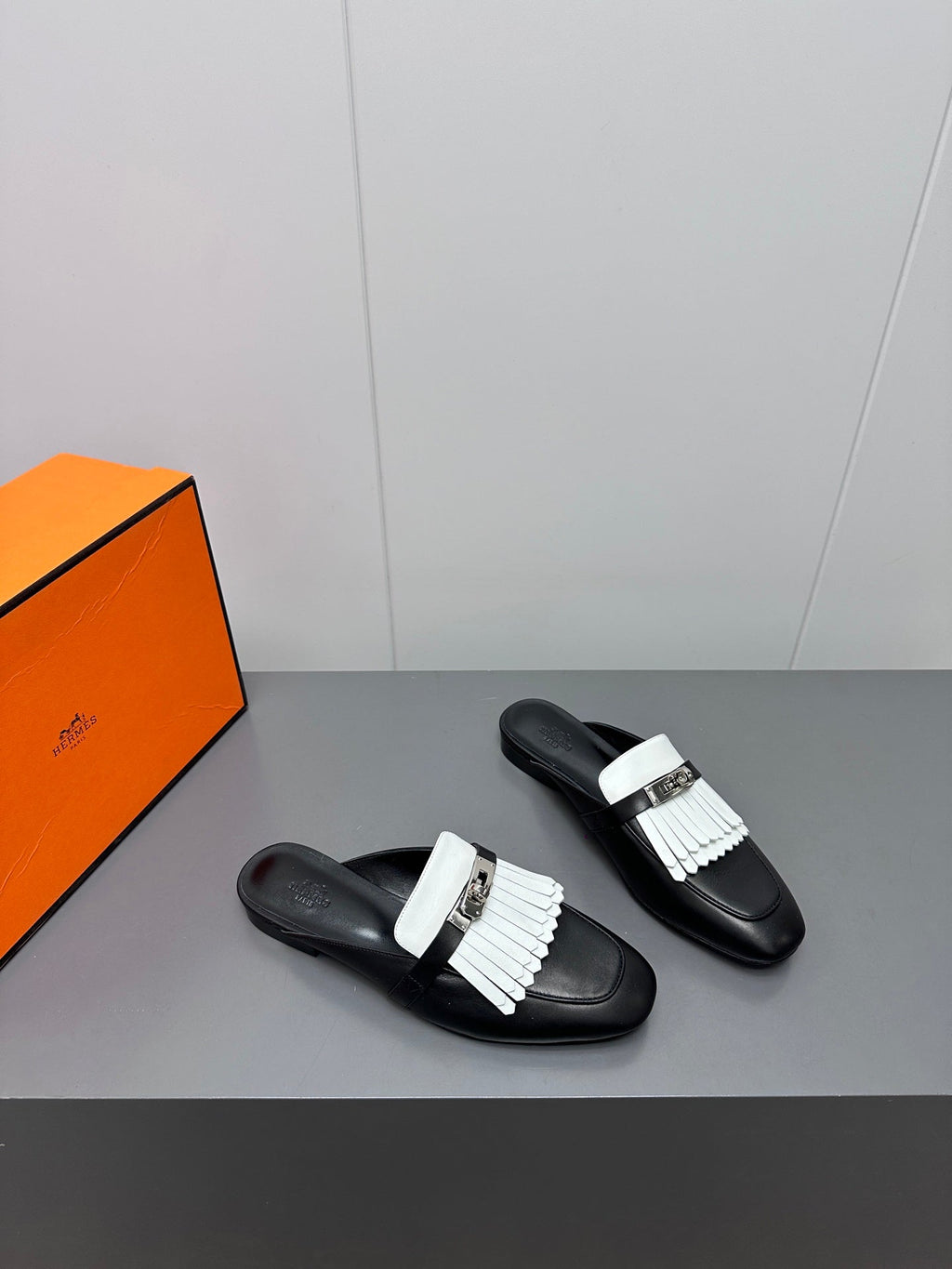 HERMES 0Z MULE IN BLACK LAMBSKIN WITH WHITE FRINGE DETAIL
