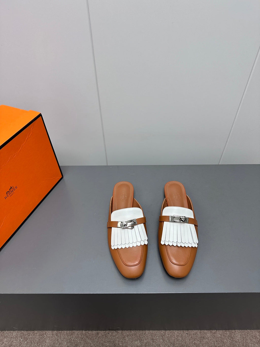 HERMES 0Z MULE IN BRONZE BROWN LAMBSKIN WITH WHITE FRINGE DETAIL