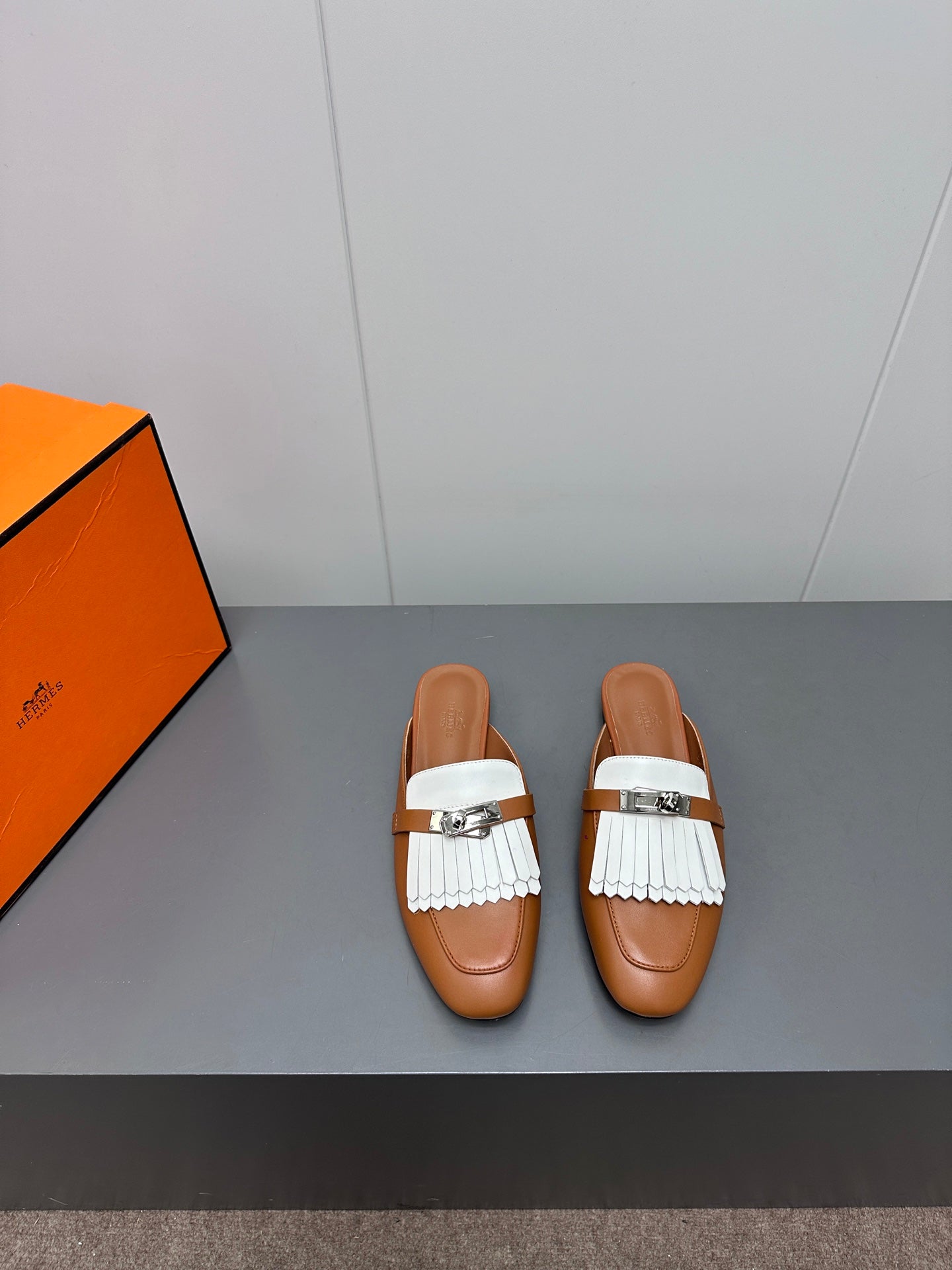 HERMES 0Z MULE IN BRONZE BROWN LAMBSKIN WITH WHITE FRINGE DETAIL