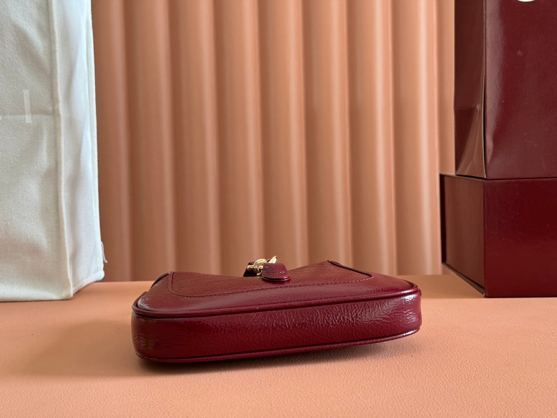 GUCCI JACKIE NOTTE MINI BAG 19 IN RED WINE CRACKED LACQUER CALFSKIN GOLD HARDWARE