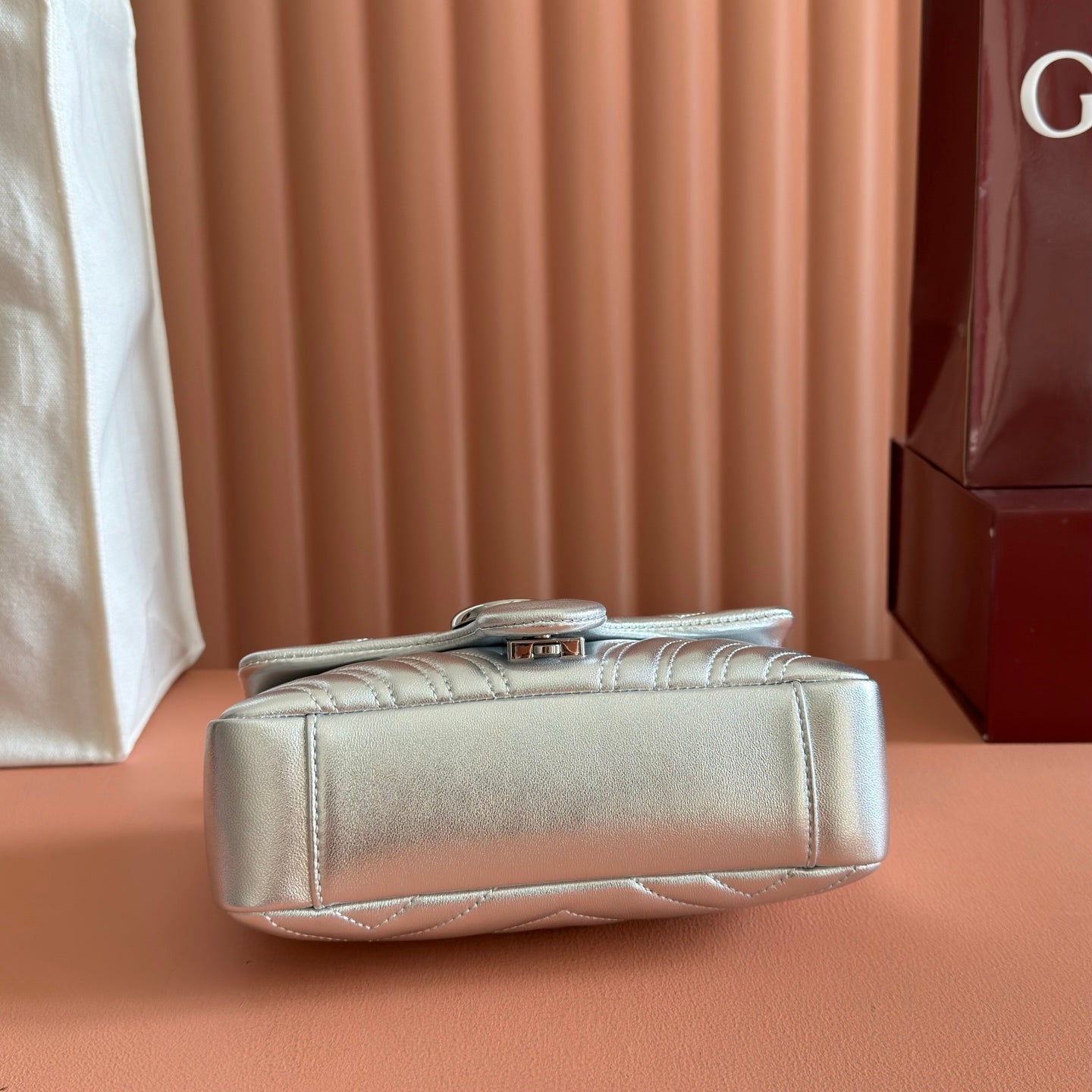 GUCCI 26S  MARMONT BAG 22 IN SILVER LAMBSKIN
